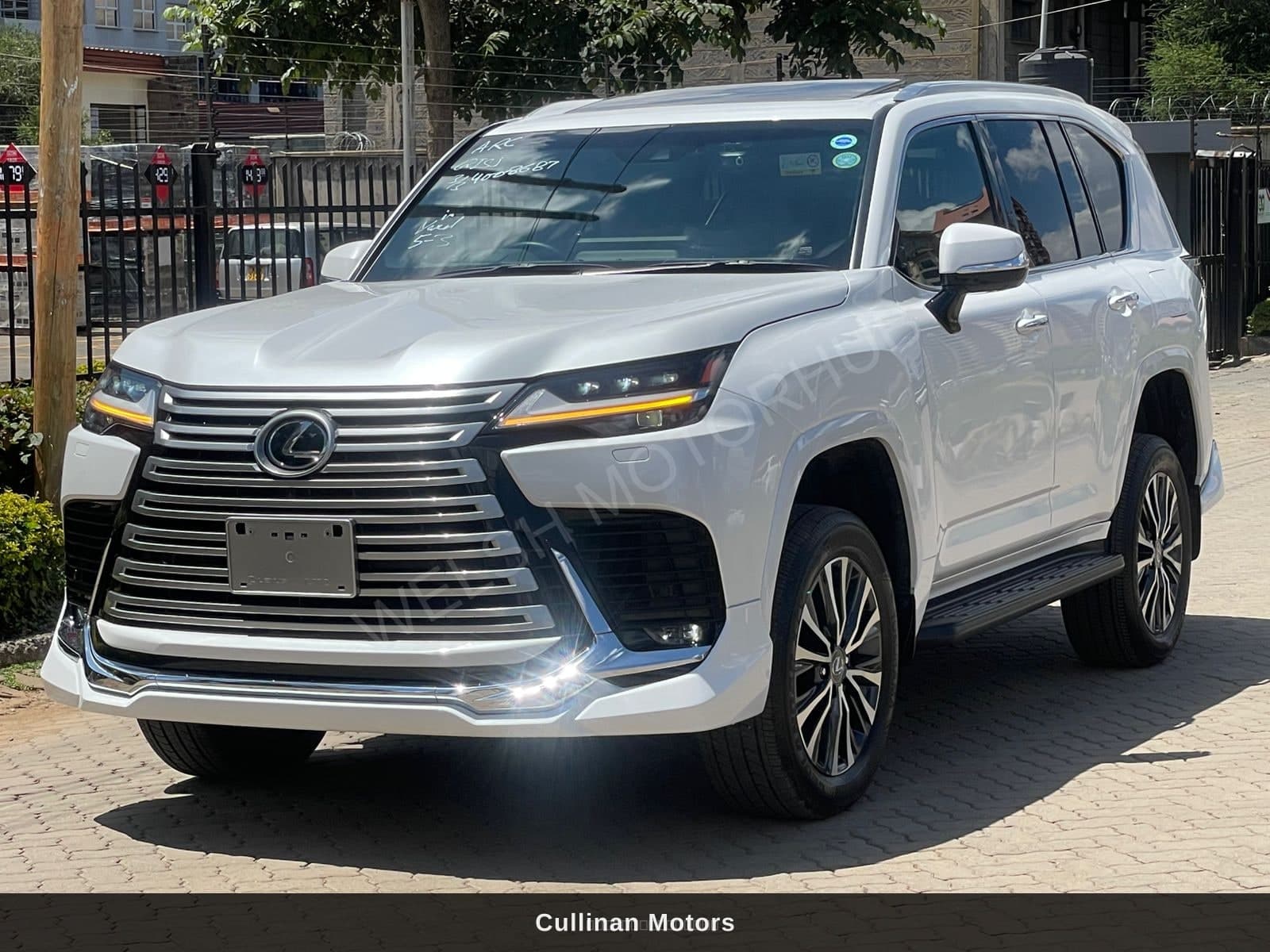 Lexus LX ( 600 )