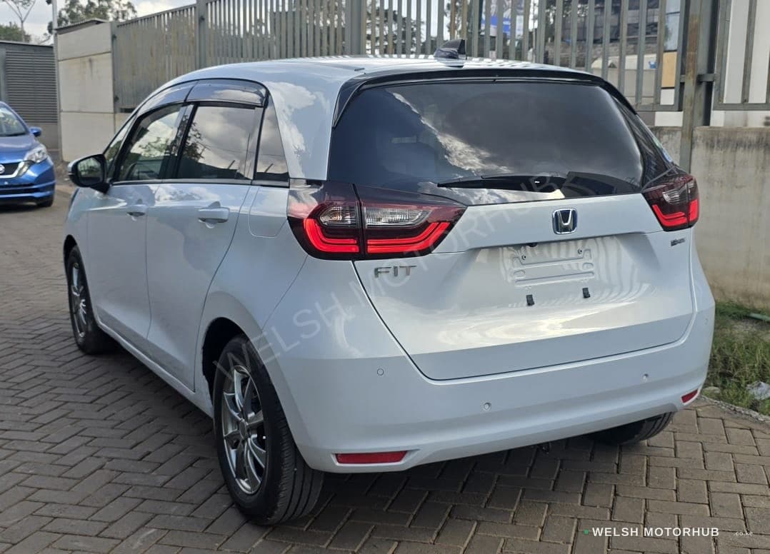2020 Honda Fit Hybrid for Sale Kenya KSh 1.9M thumbnail 4