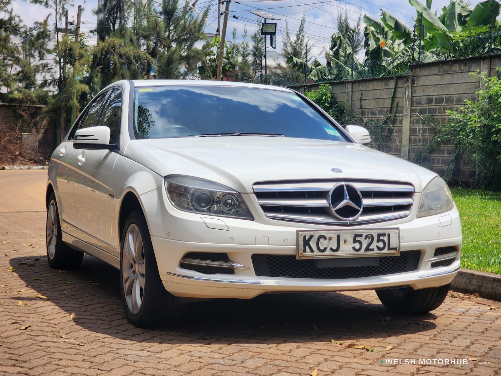 2010 Mercedes-Benz C200 image 2