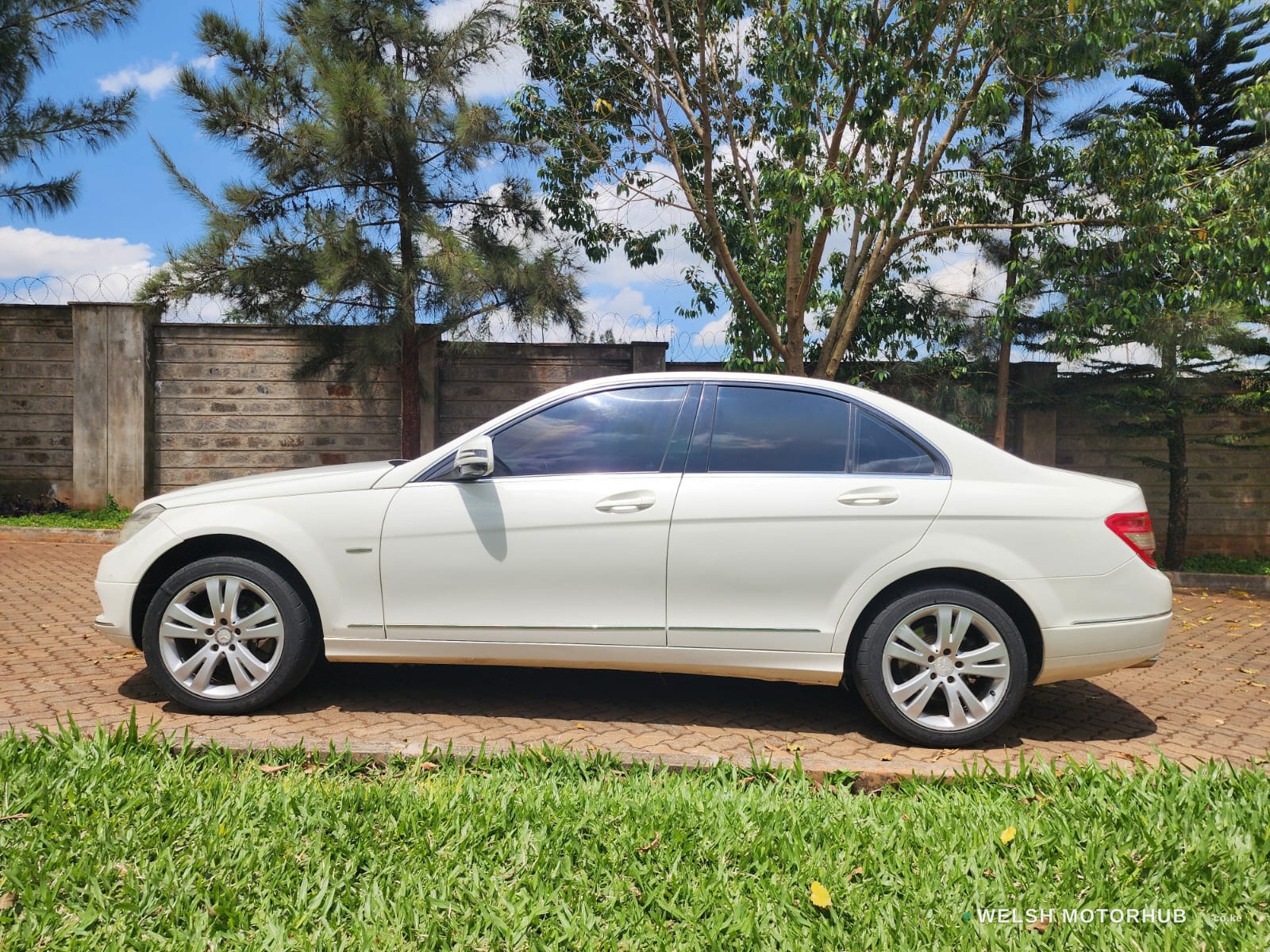 2010 Mercedes-Benz C200 image 3