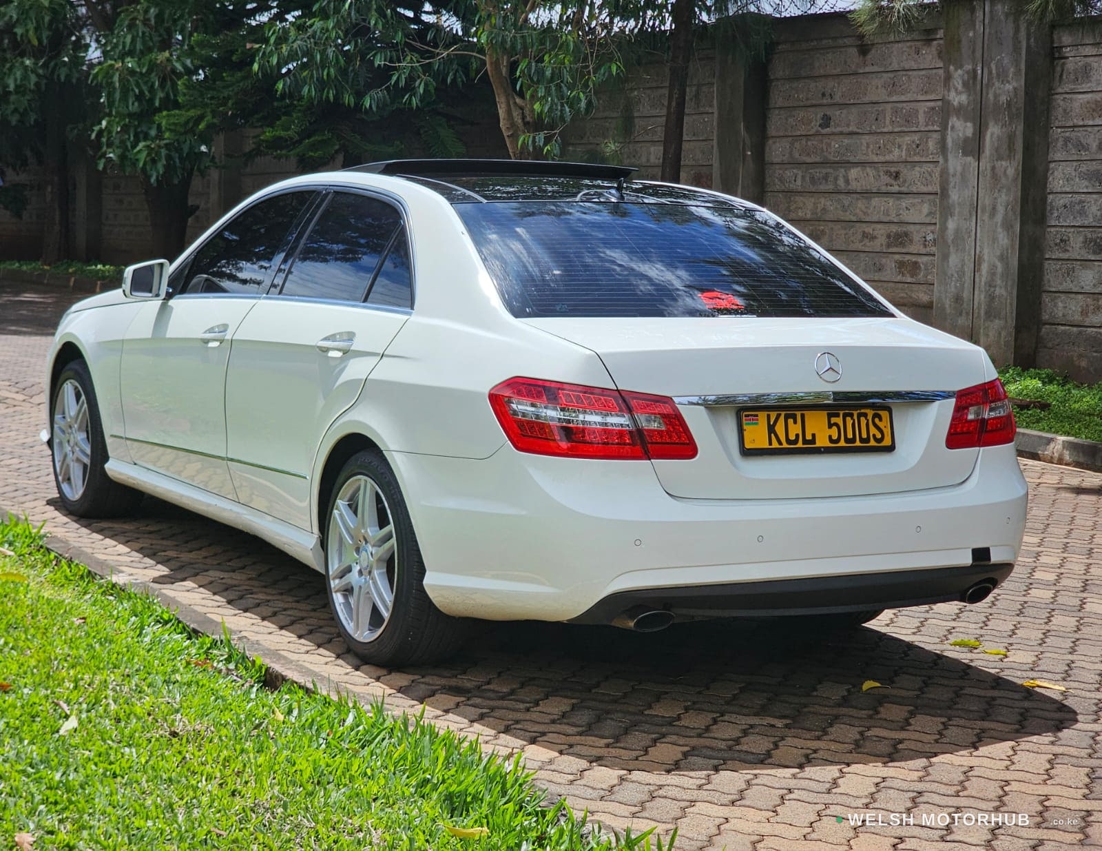 2010 Mercedes-Benz E250 image 3