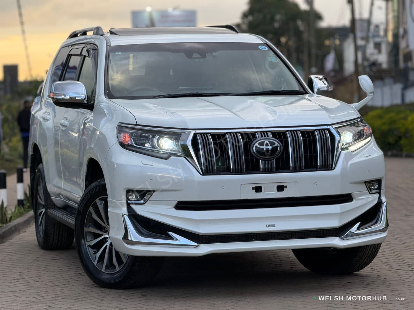 Toyota Land Cruiser ( Prado TX-L )