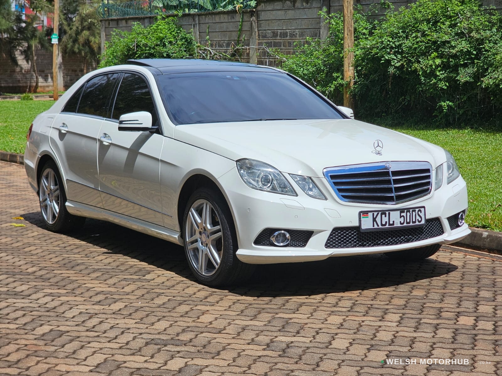 2010 Mercedes-Benz E250 image 3
