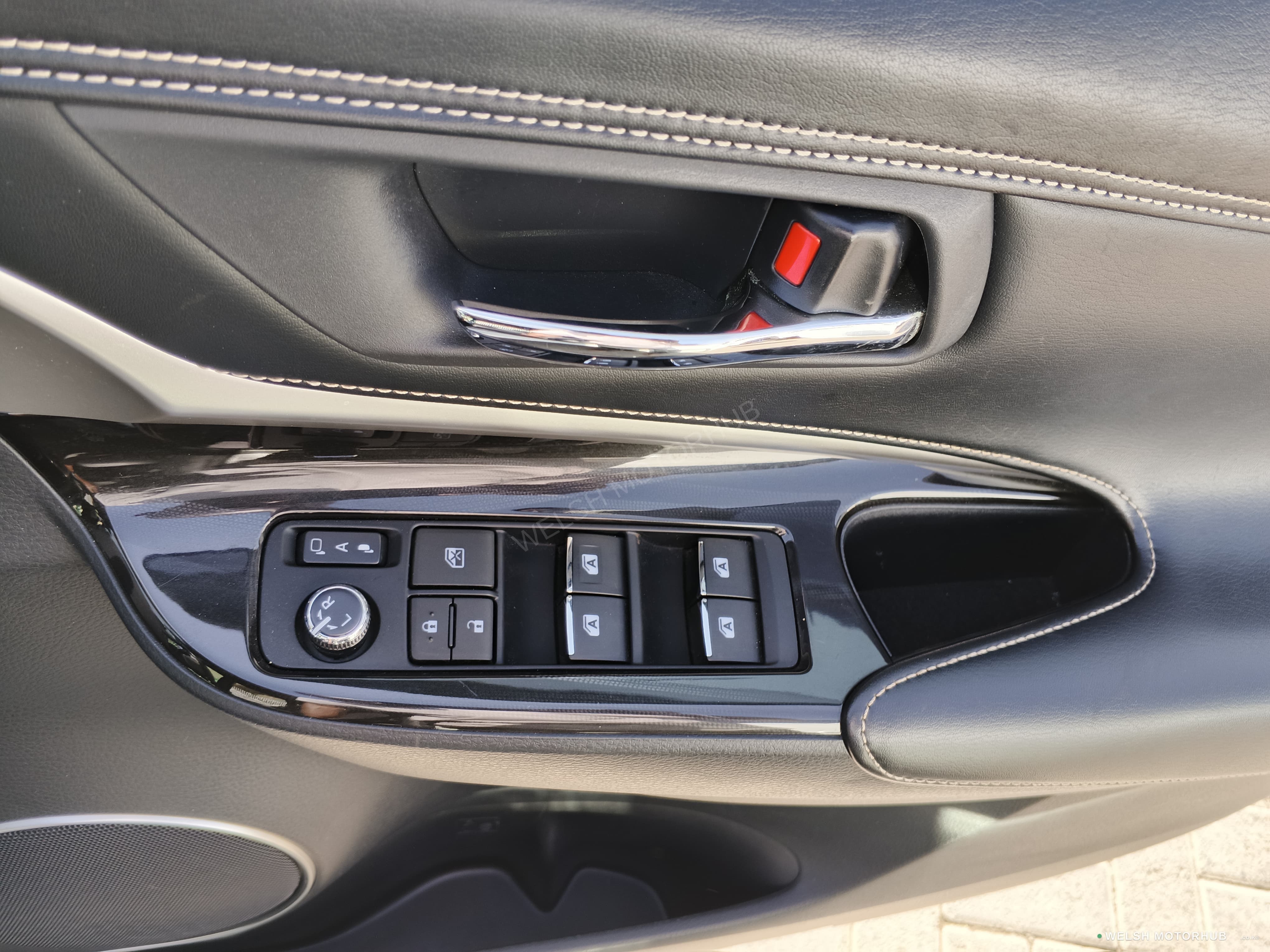 2019 Toyota Harrier for Sale Kenya KSh 3.7M thumbnail 12