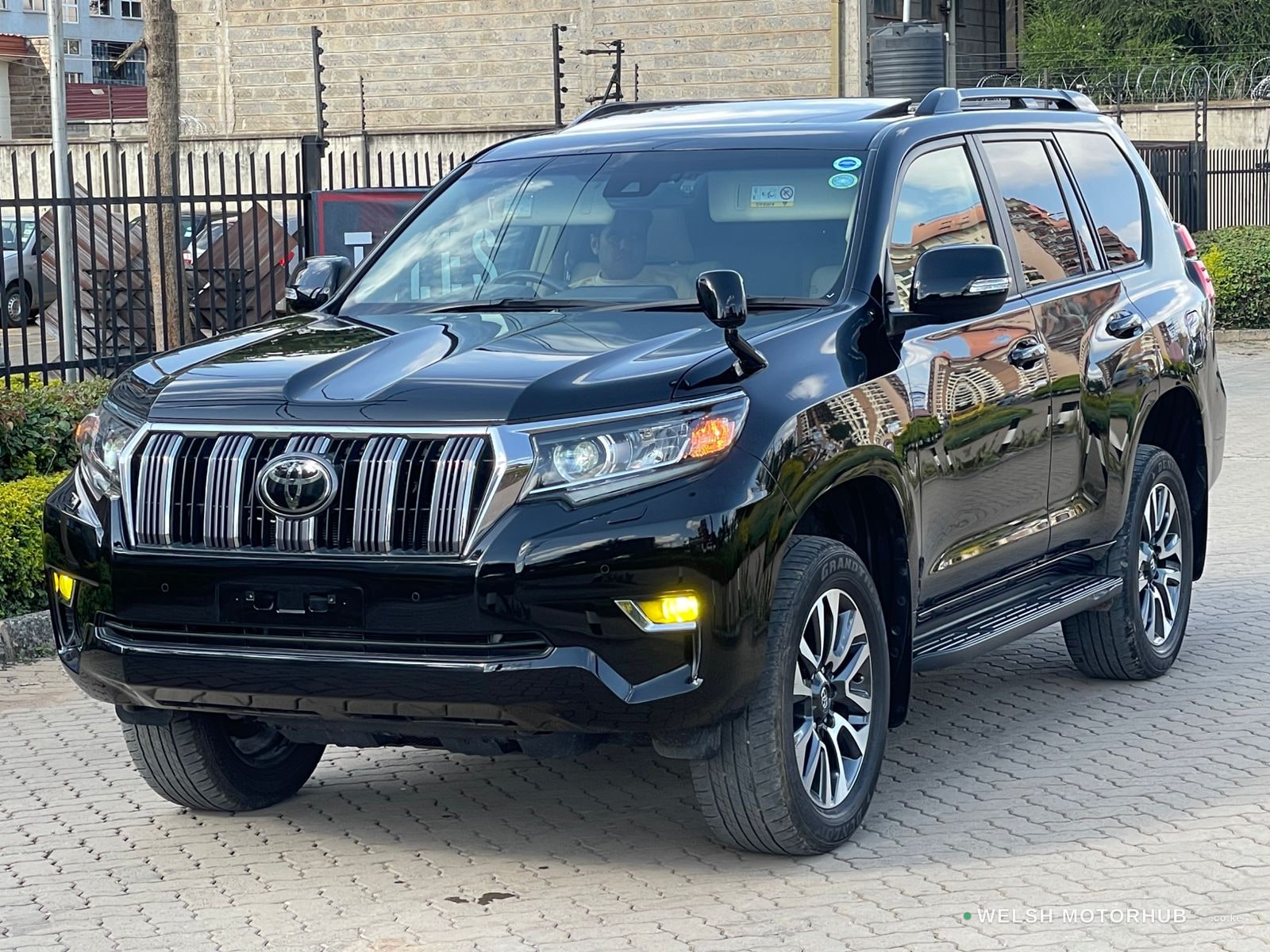 Toyota Land Cruiser ( Prado TX-L )