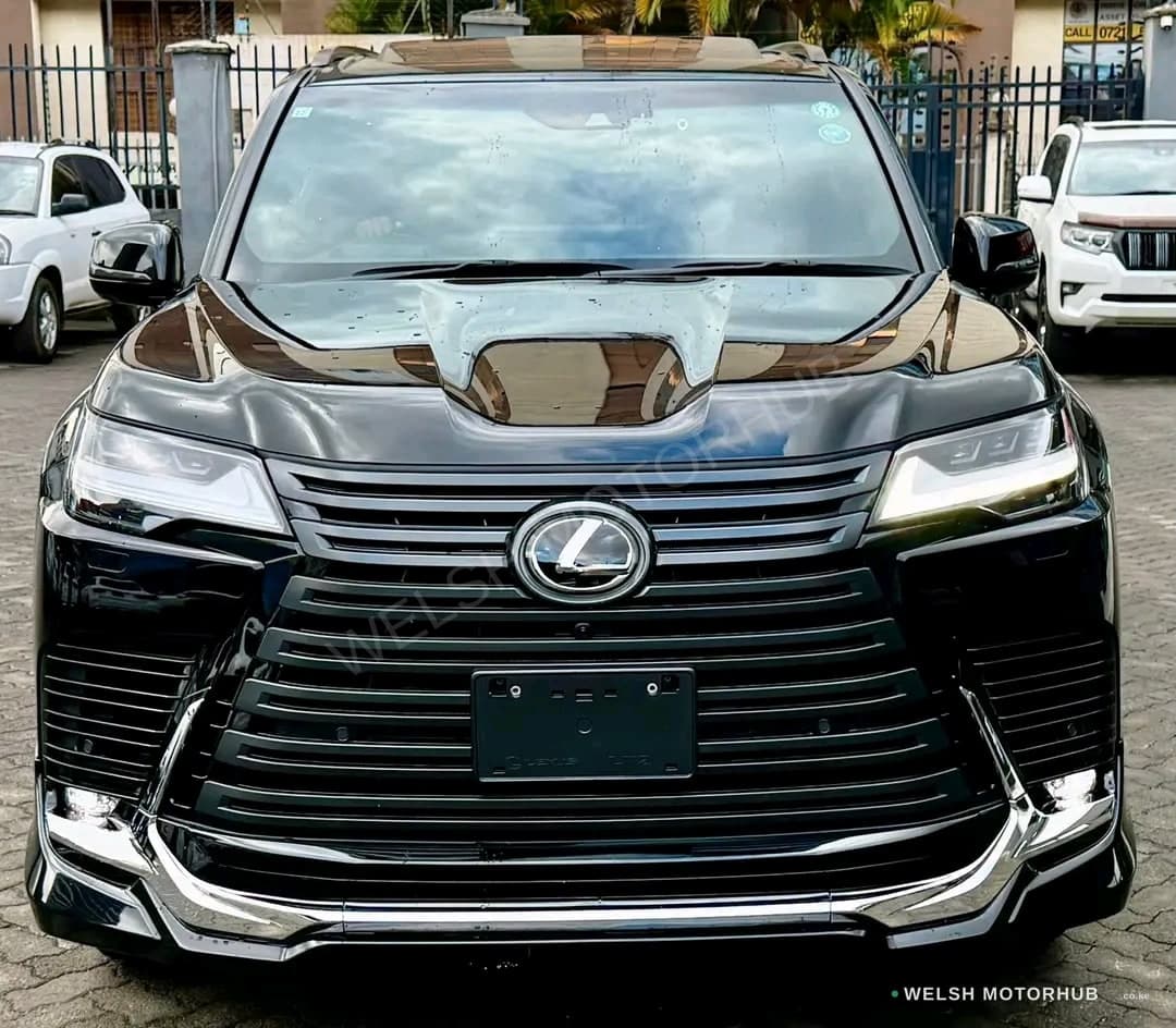 Lexus LX ( 600 )