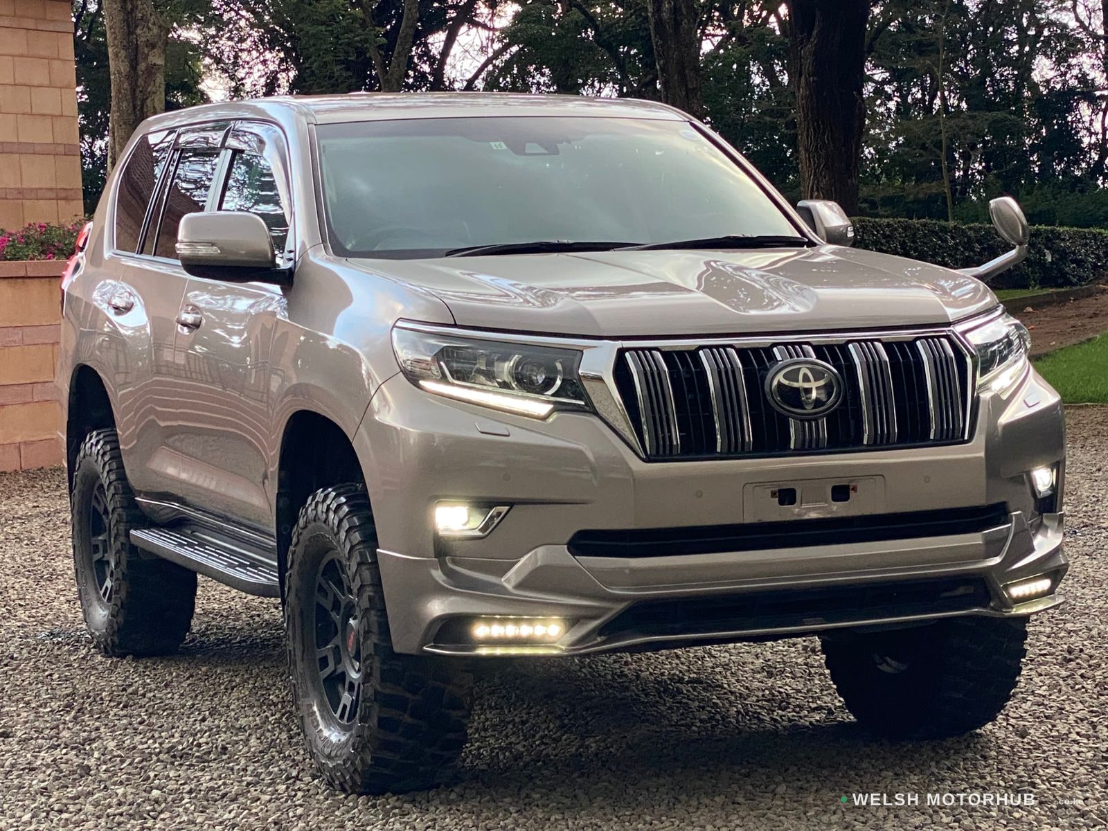 Toyota Land Cruiser ( Prado TX-L )