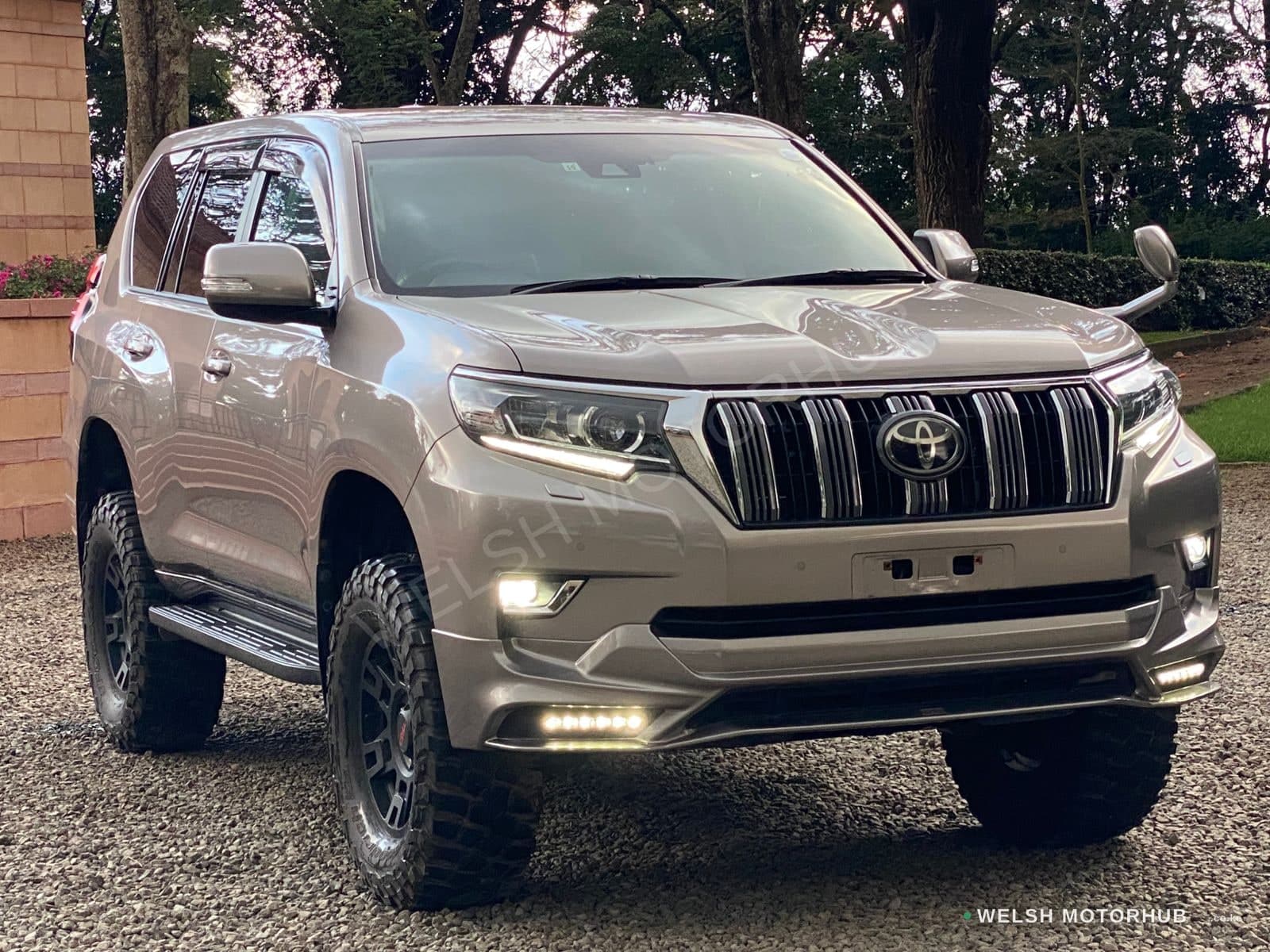Toyota Land Cruiser ( Prado TX-L )