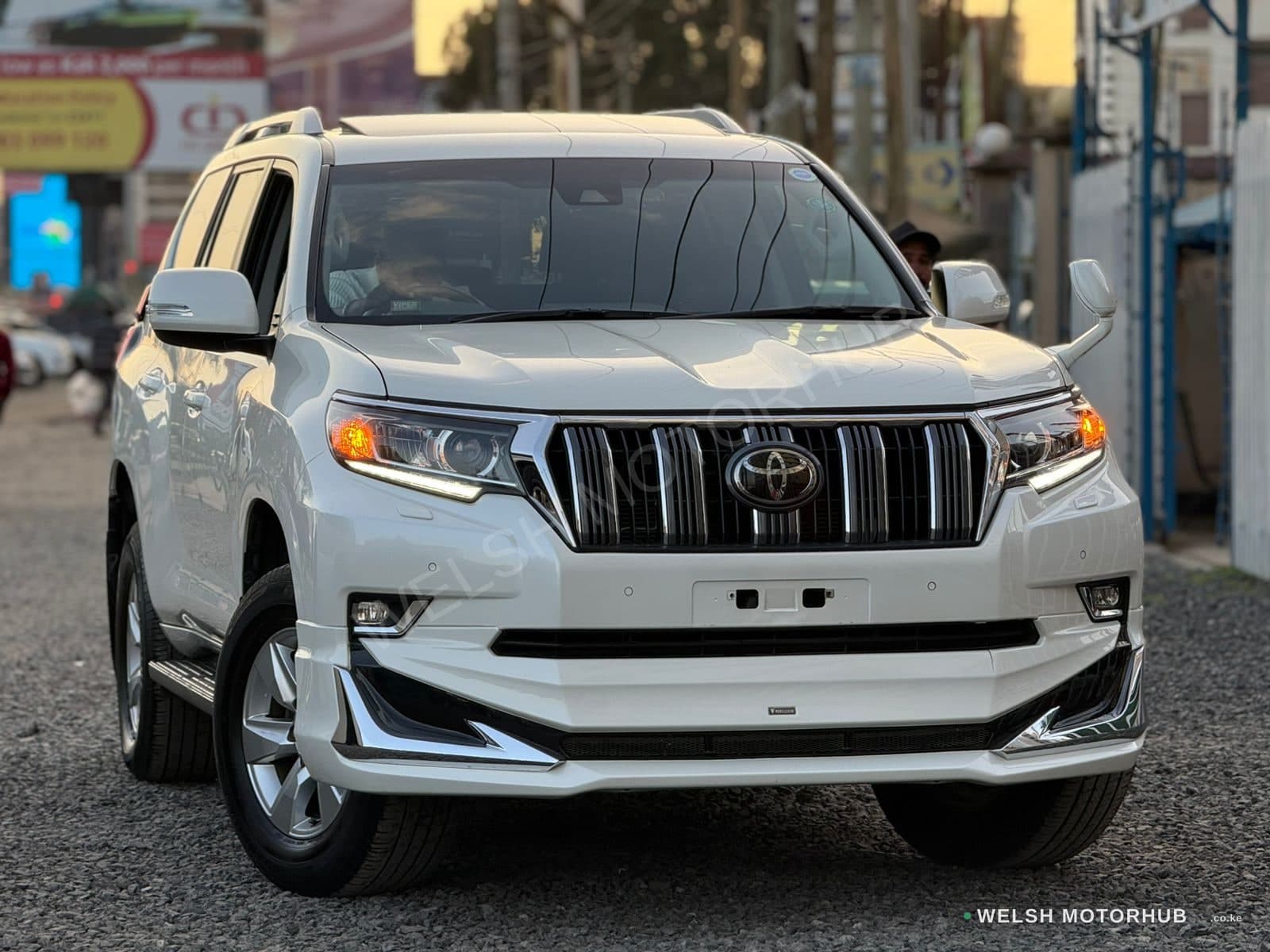 Toyota Land Cruiser ( Prado TX-L )
