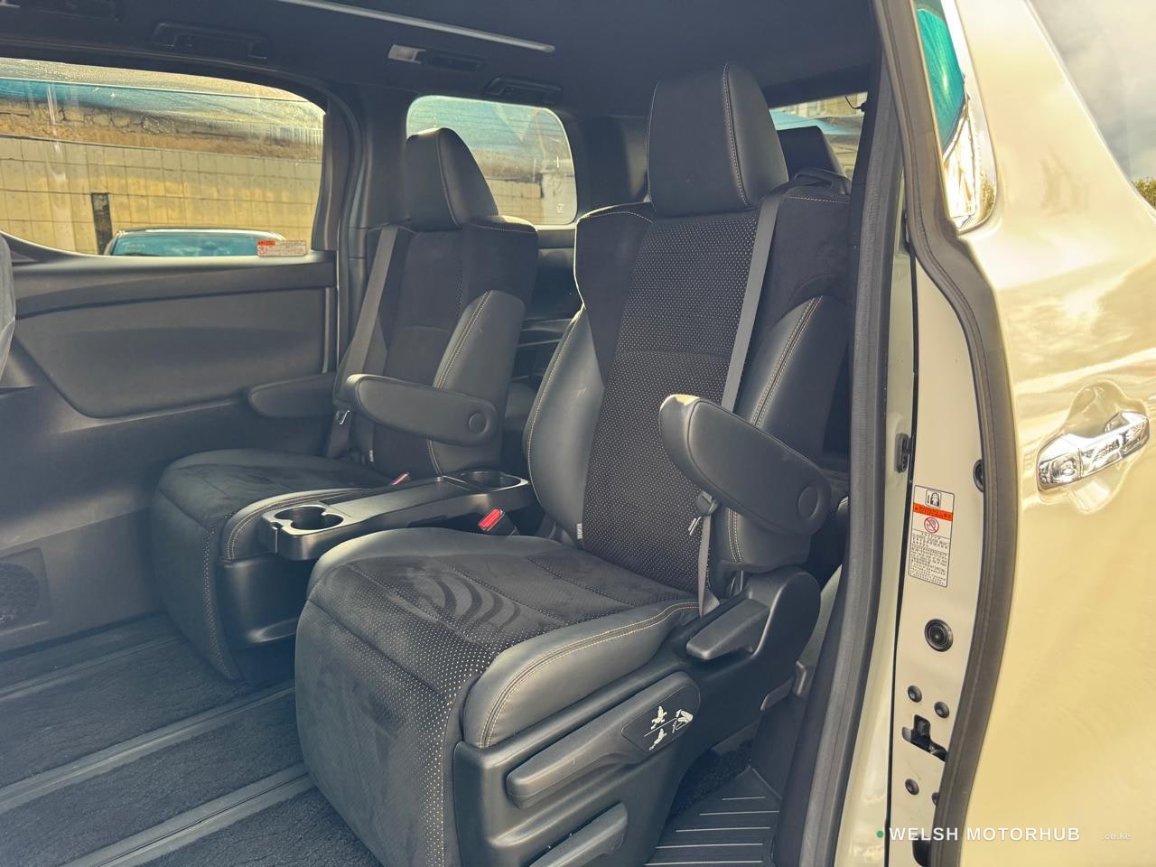 2020 Toyota Vellfire Golden Eye 2.5L Petrol MPV, photo 14
