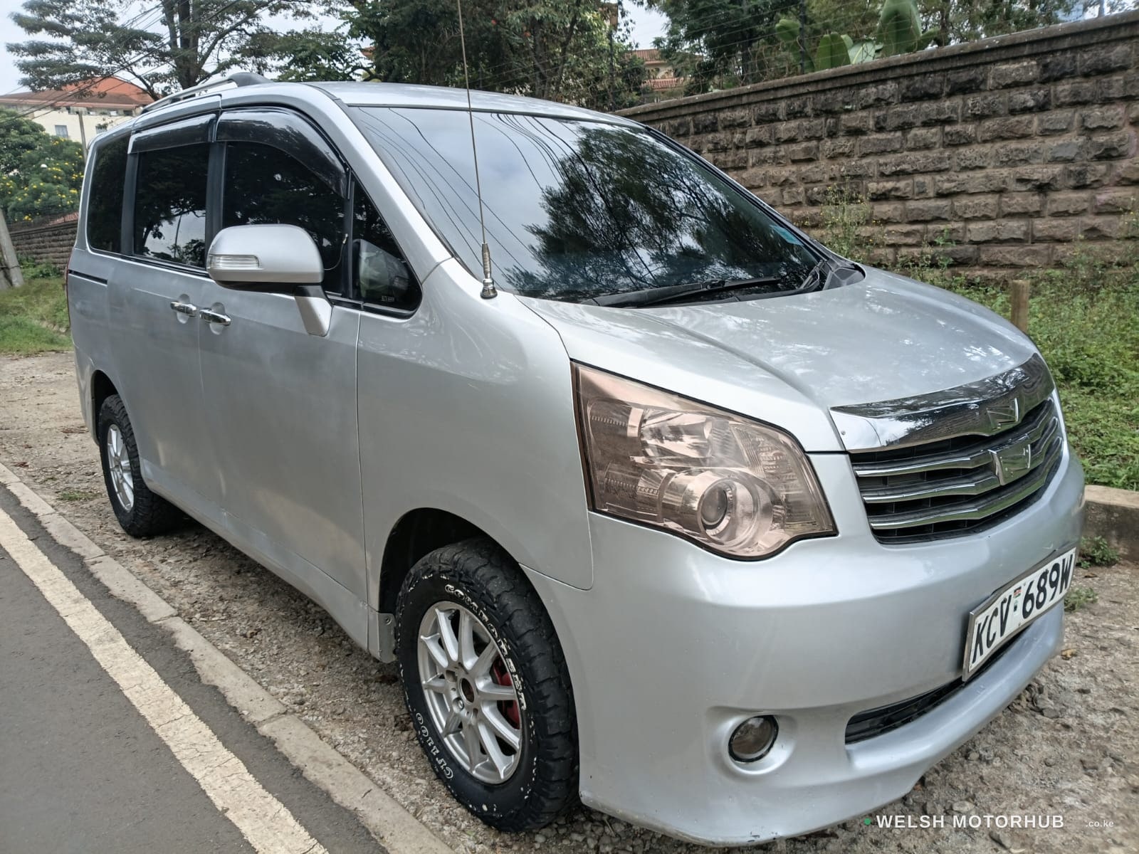 2012 Toyota Noah 2L Petrol MPV, photo 2