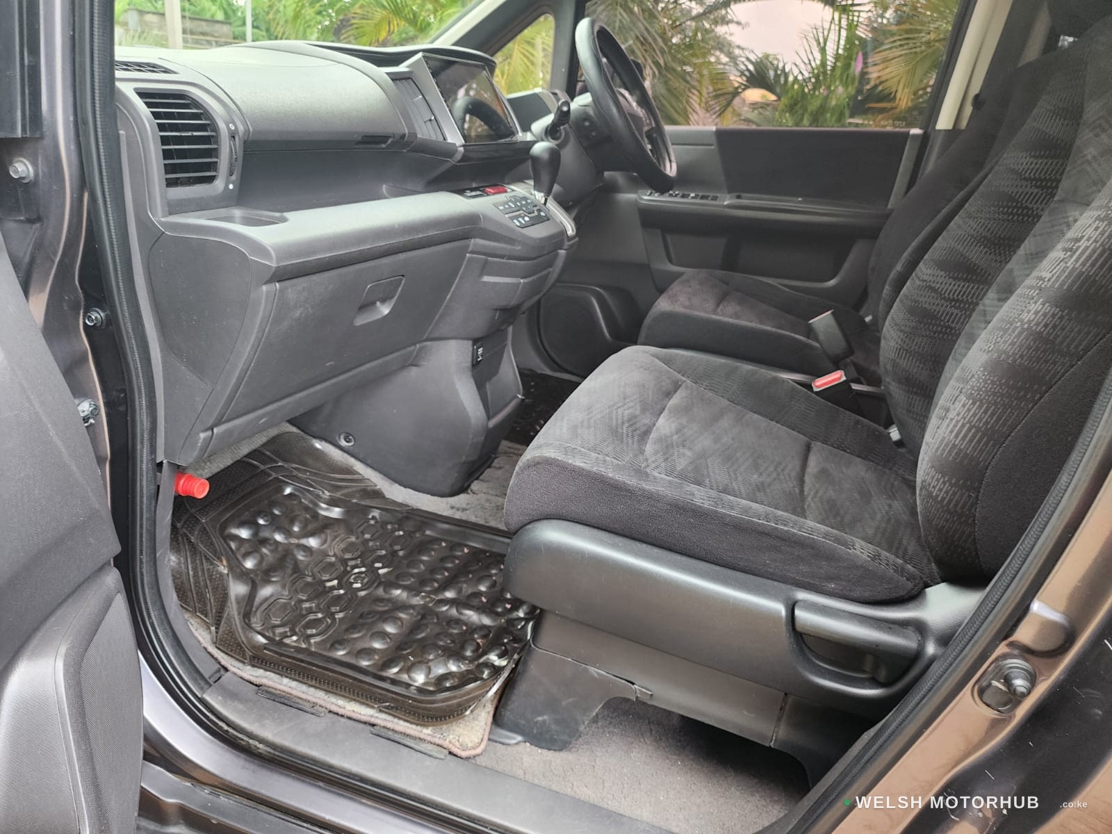 2014 Honda Stepwagen 2L Petrol MPV, photo 9