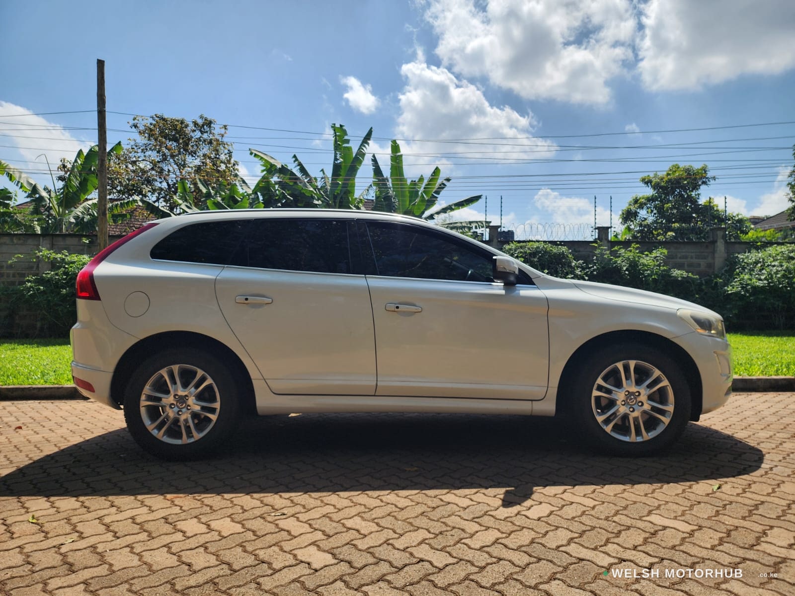 2014 Volvo XC60 2L Petrol SUV, photo 2