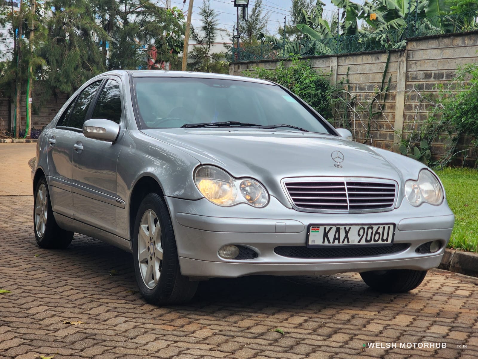 2003 Mercedes-Benz C200 1.8L Petrol Sedan, photo 2