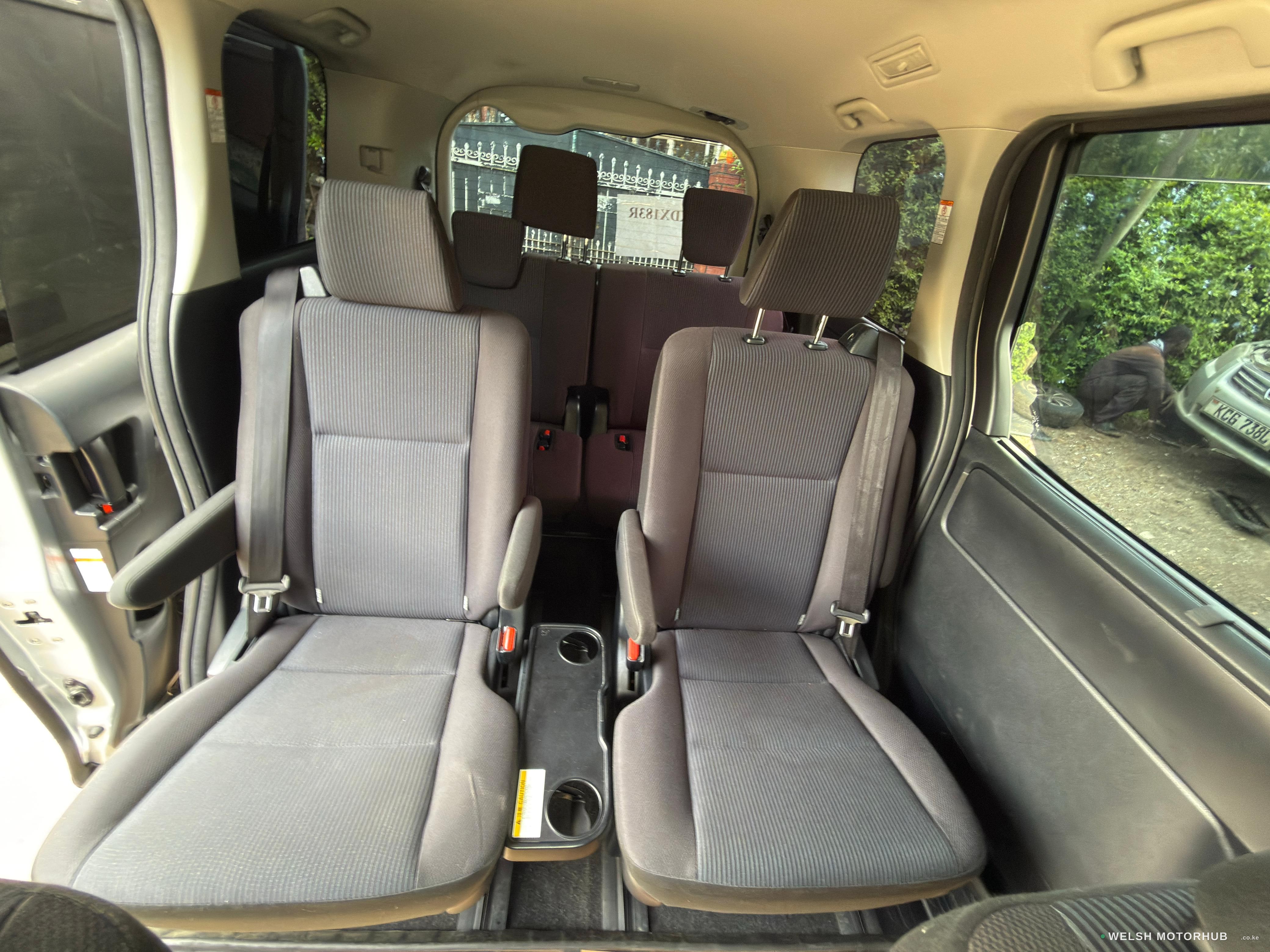 2019 Toyota Voxy 2L Hybrid MPV, photo 12