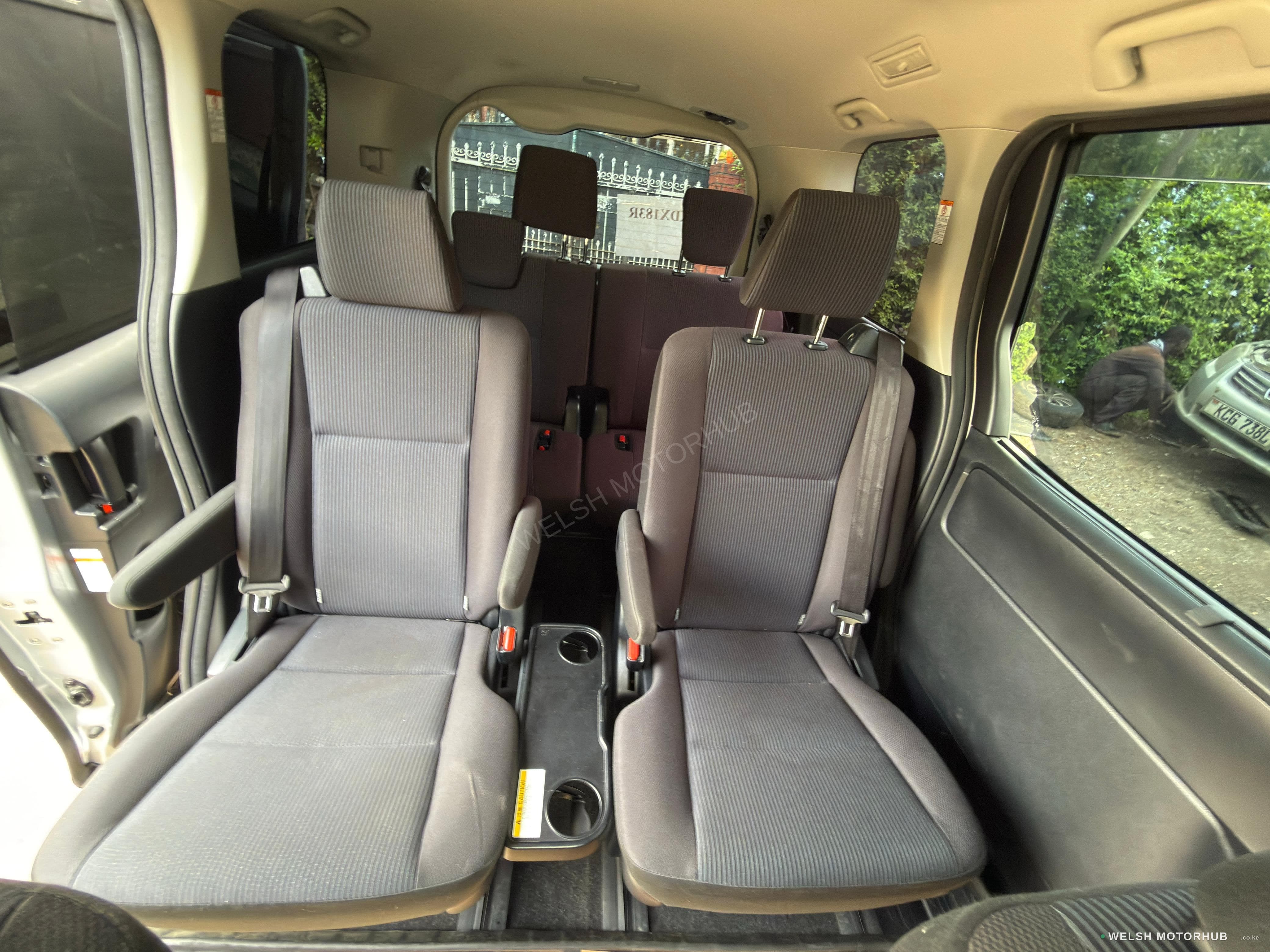 2019 Toyota Voxy 2L Hybrid MPV, photo 12