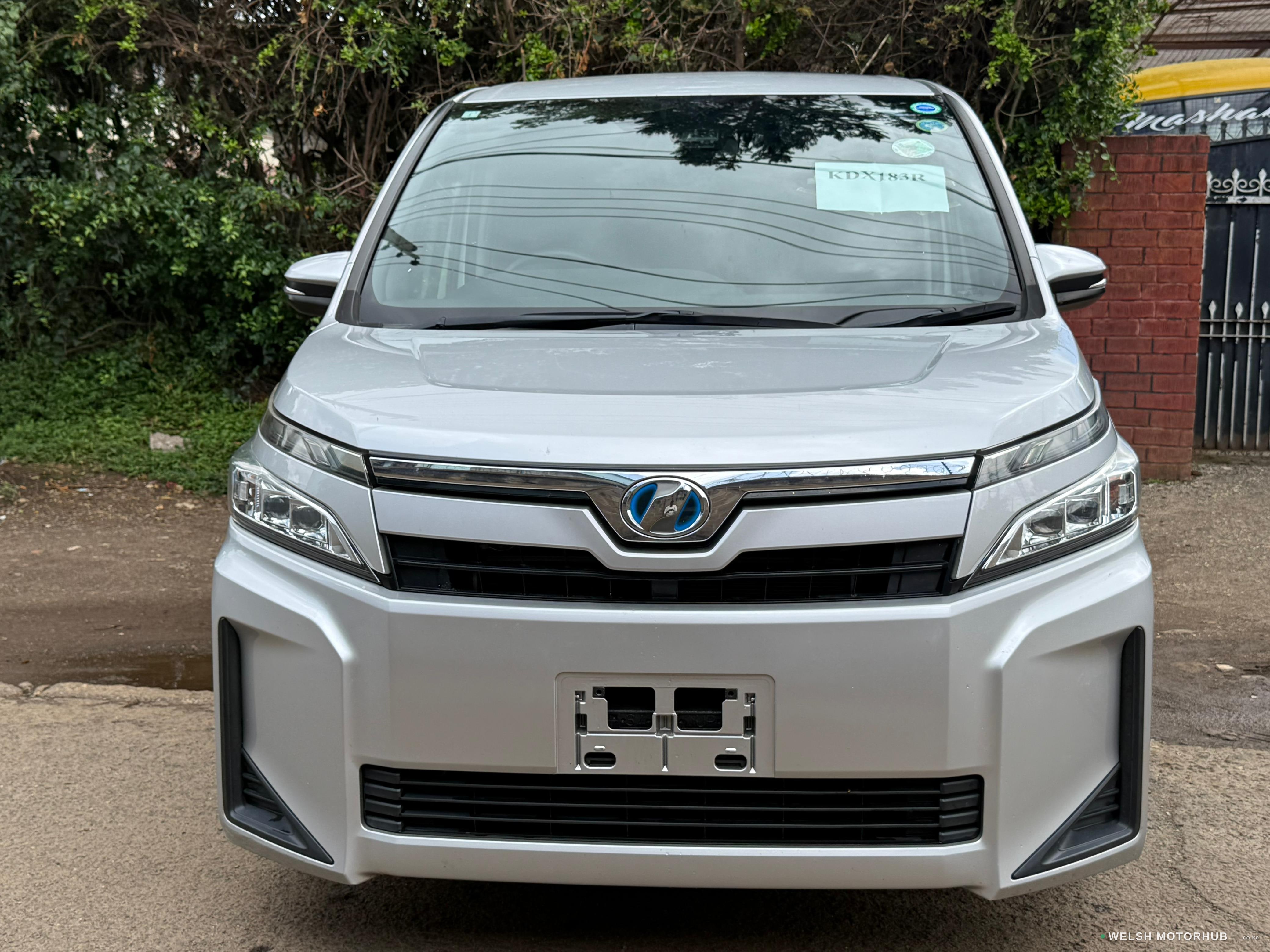 2019 Toyota Voxy 2L Hybrid MPV, photo 5