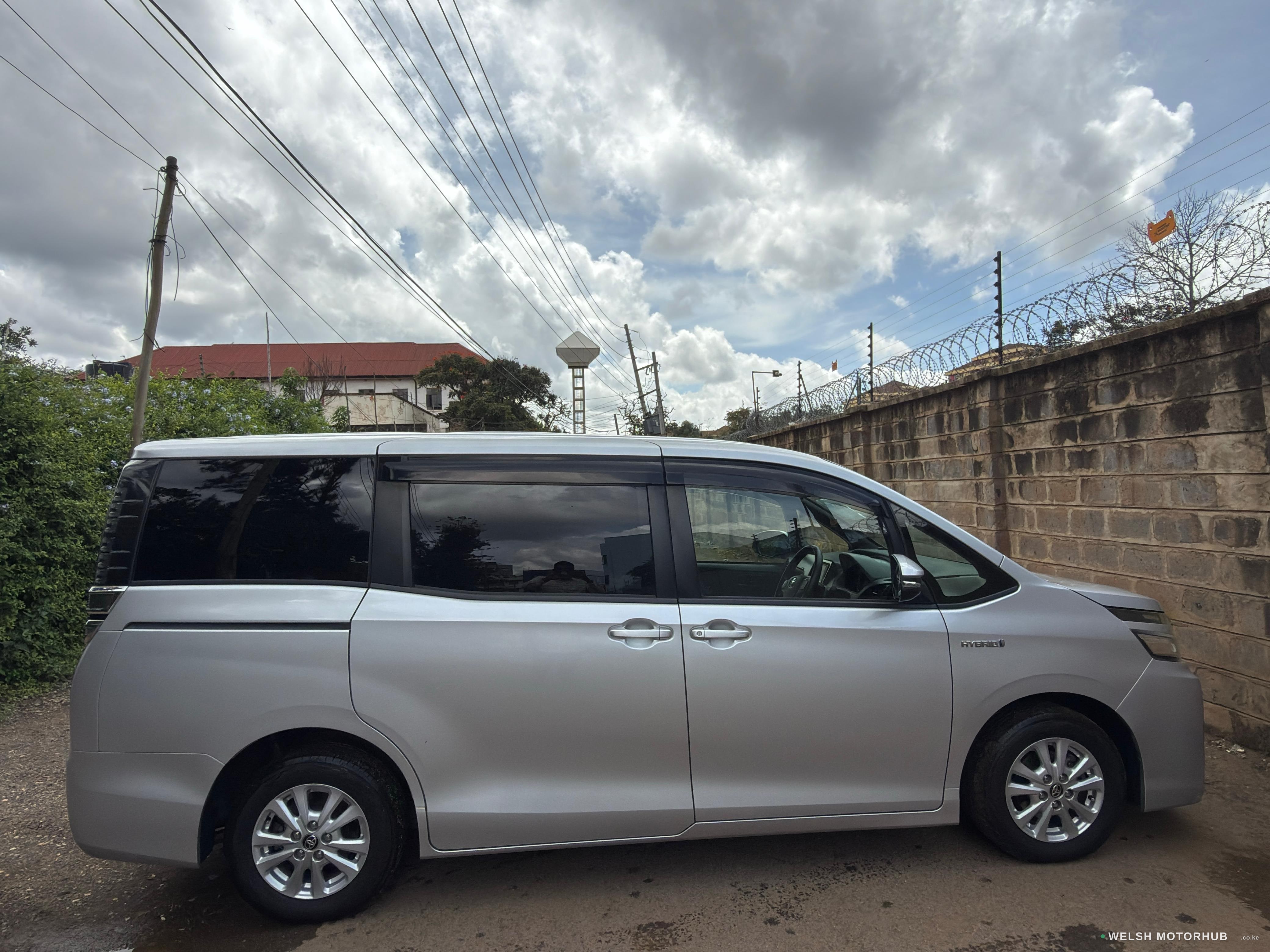 2019 Toyota Voxy 2L Hybrid MPV, photo 8