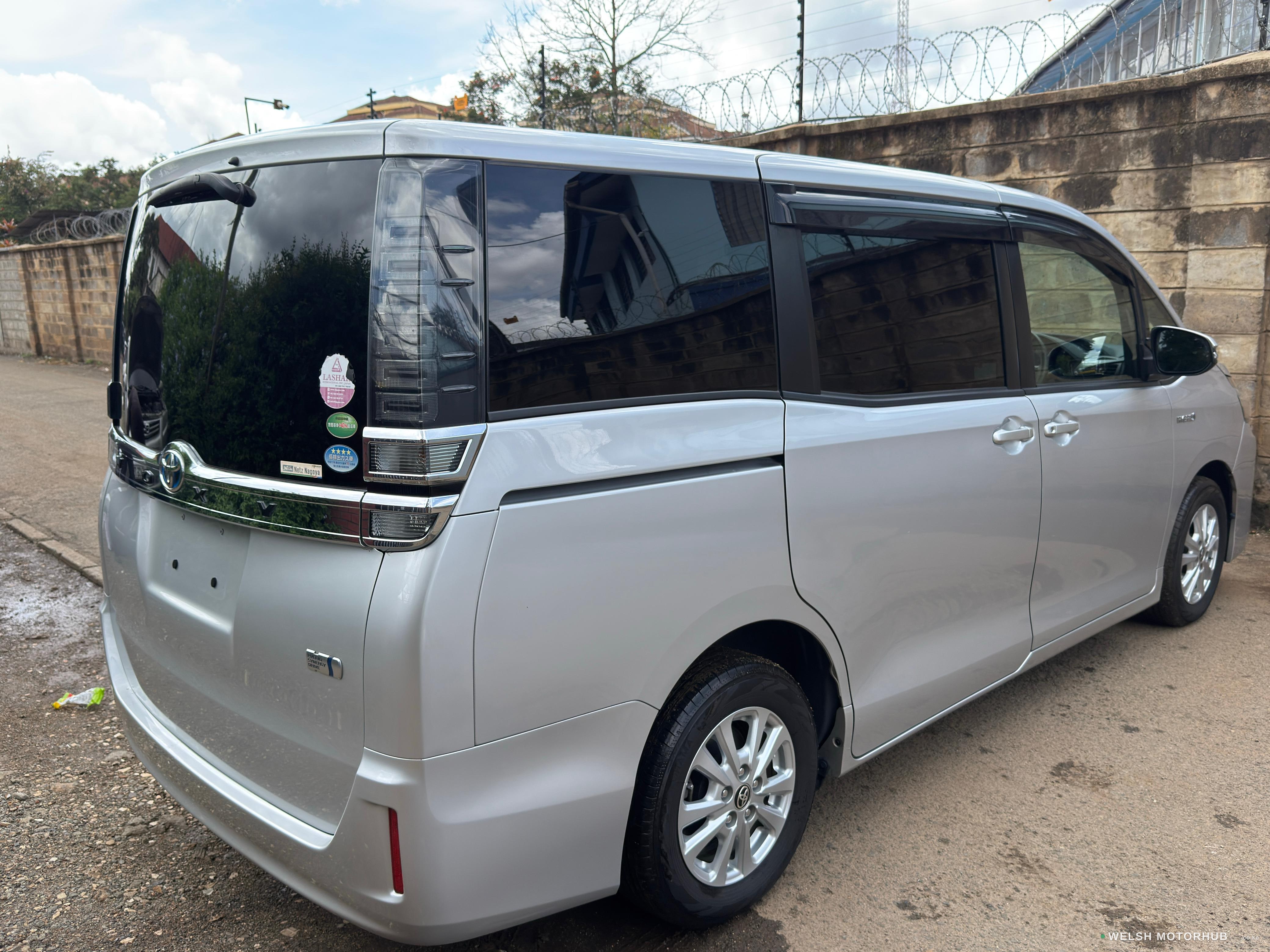 2019 Toyota Voxy 2L Hybrid MPV, photo 4