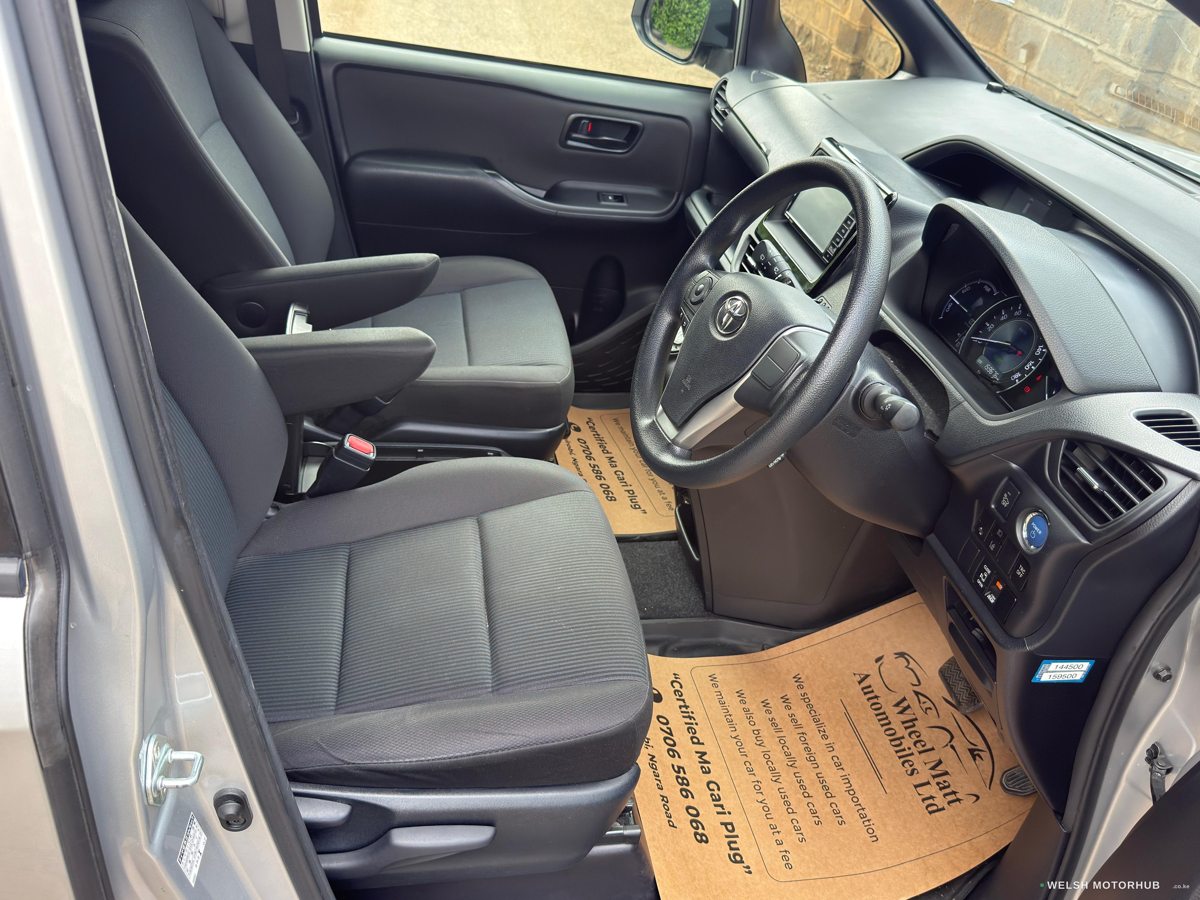 2019 Toyota Voxy 2L Hybrid MPV, photo 7