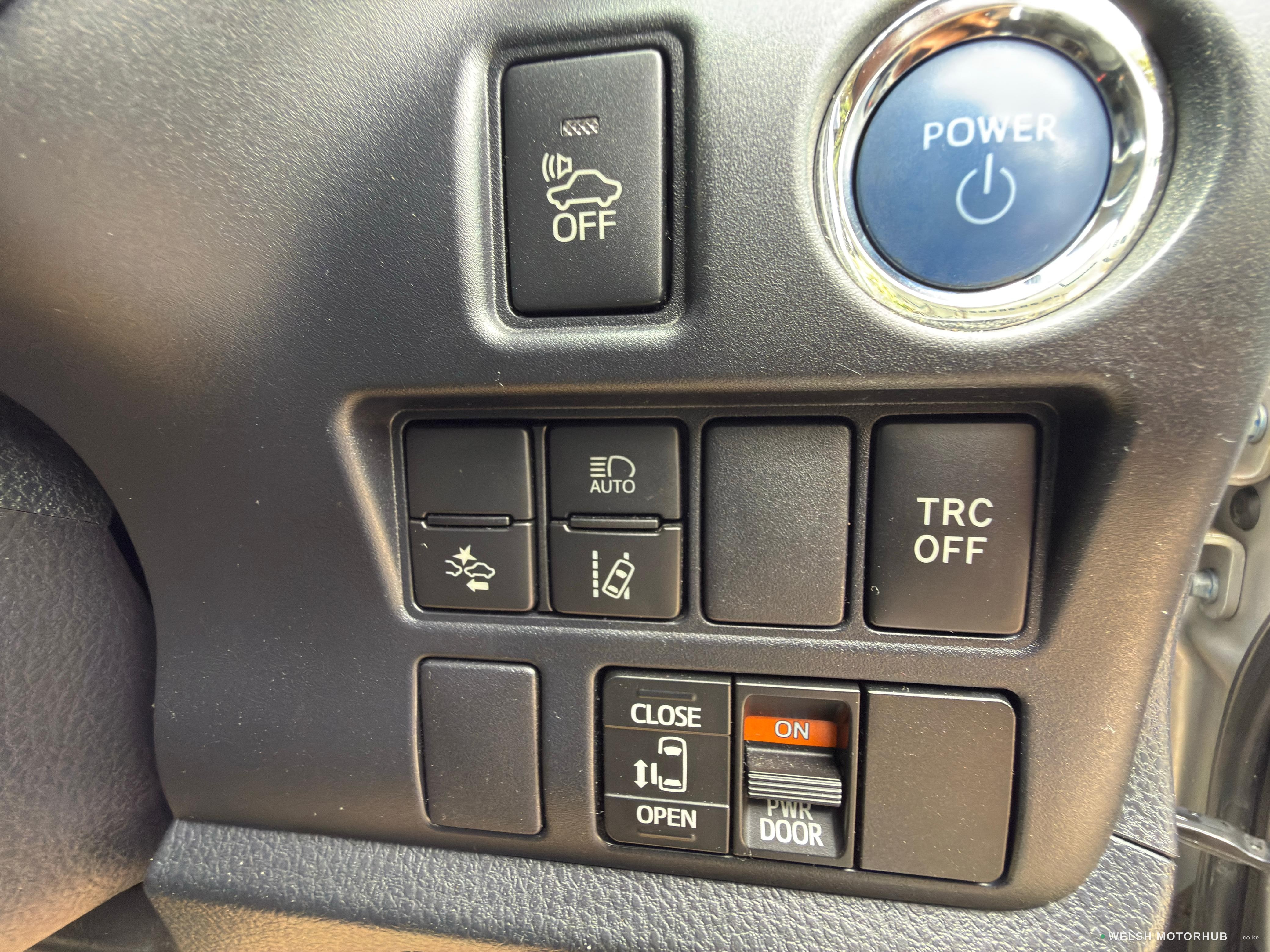 2019 Toyota Voxy 2L Hybrid MPV, photo 10