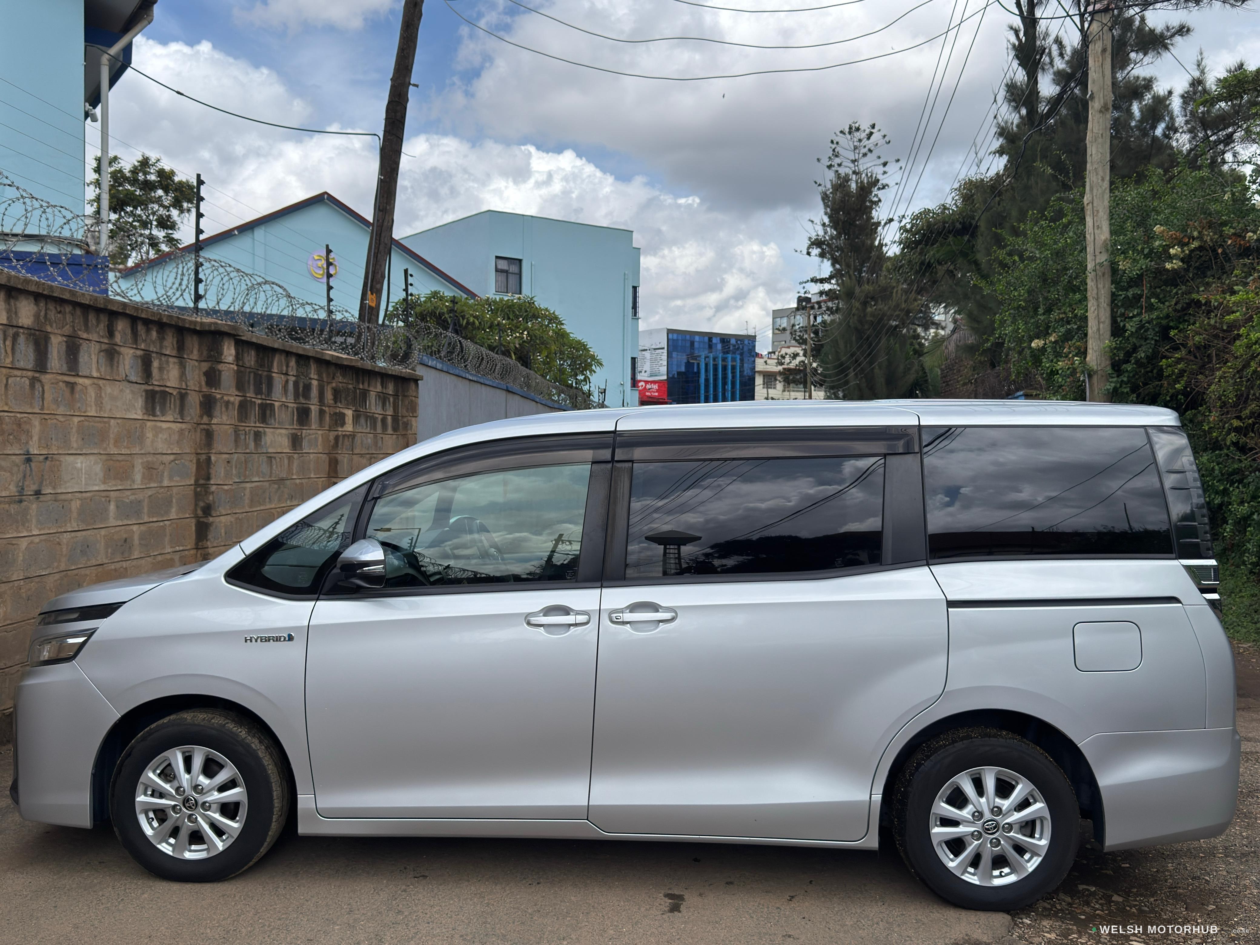 2019 Toyota Voxy 2L Hybrid MPV, photo 3