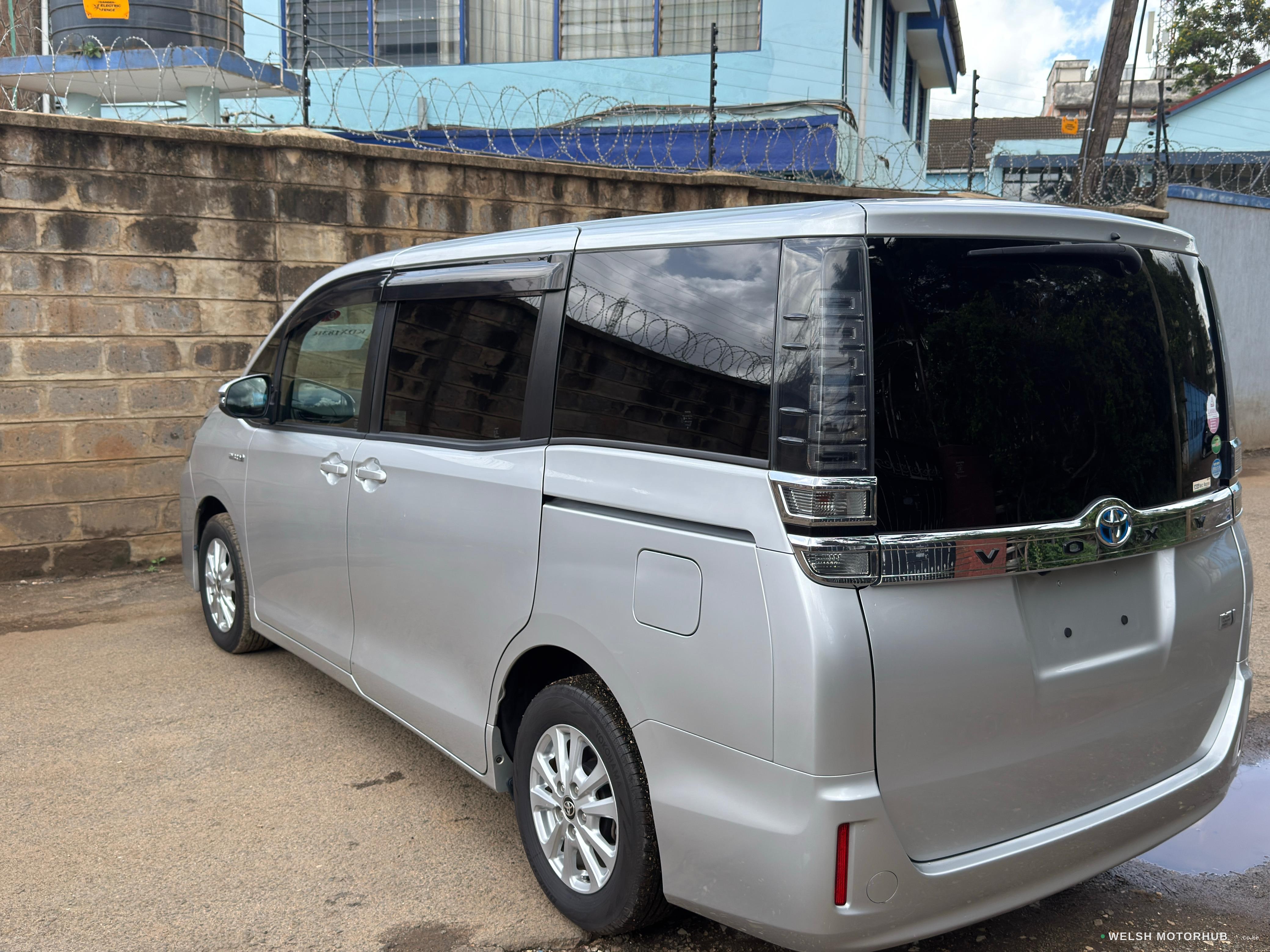 2019 Toyota Voxy 2L Hybrid MPV, photo 2