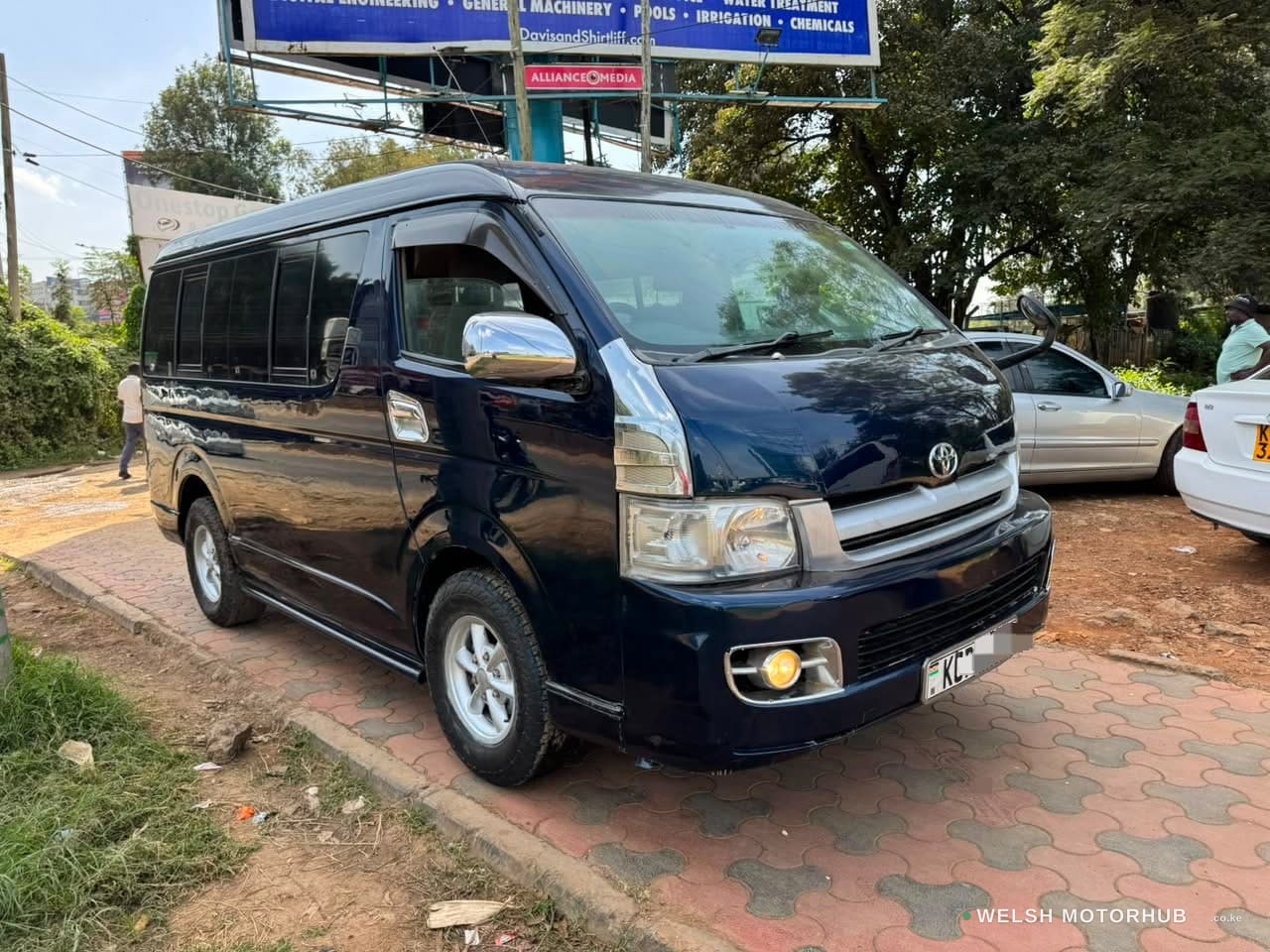 2011 Toyota Hiace 9L Petrol MPV, photo 2
