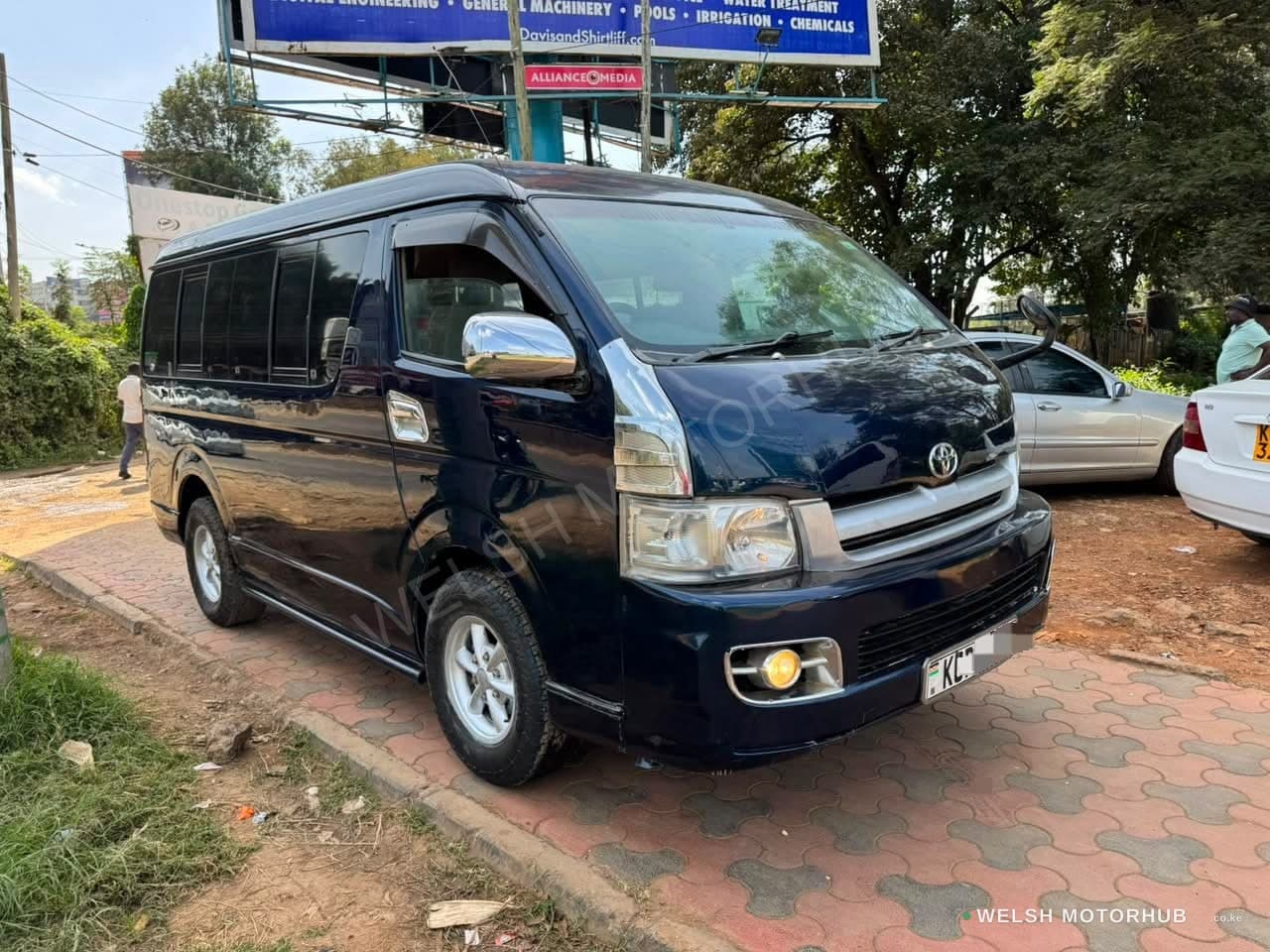 2011 Toyota Hiace 9L Petrol MPV, photo 2