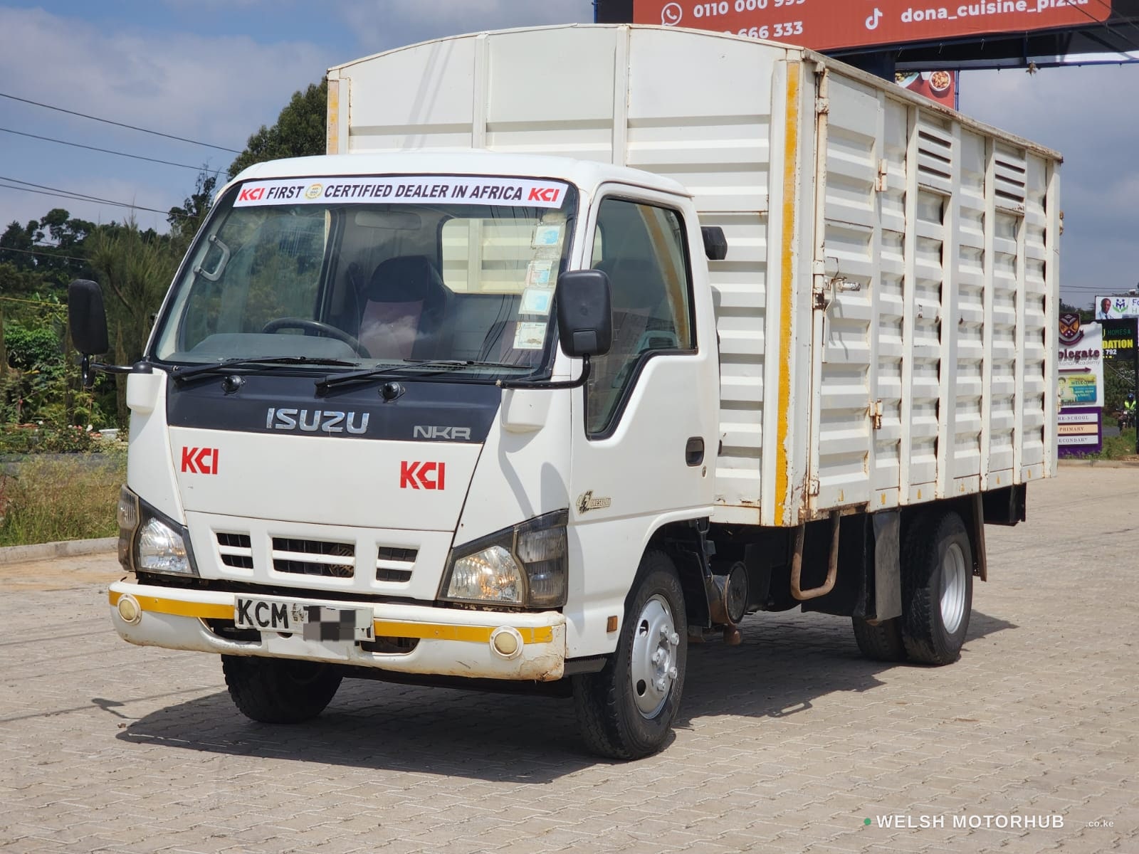 2017 Isuzu NKR 4.3L Diesel Truck, photo 3