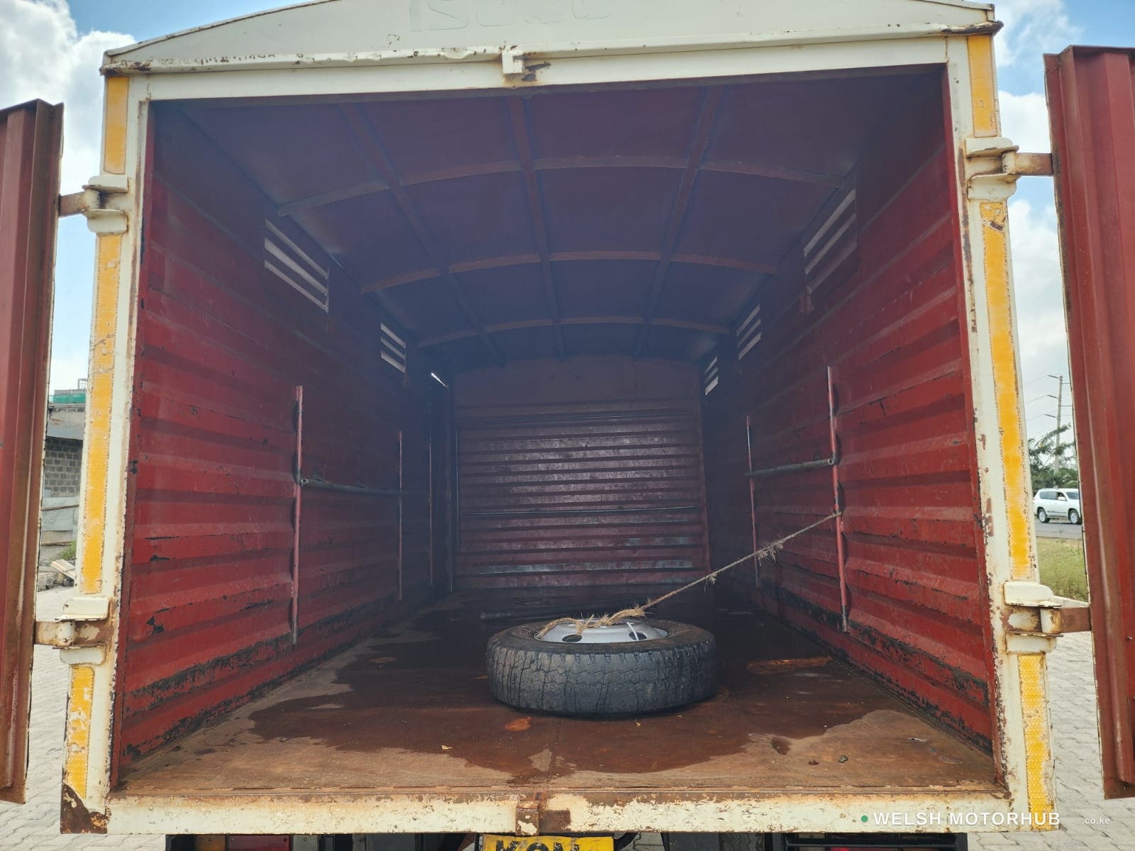2017 Isuzu NKR 4.3L Diesel Truck, photo 11