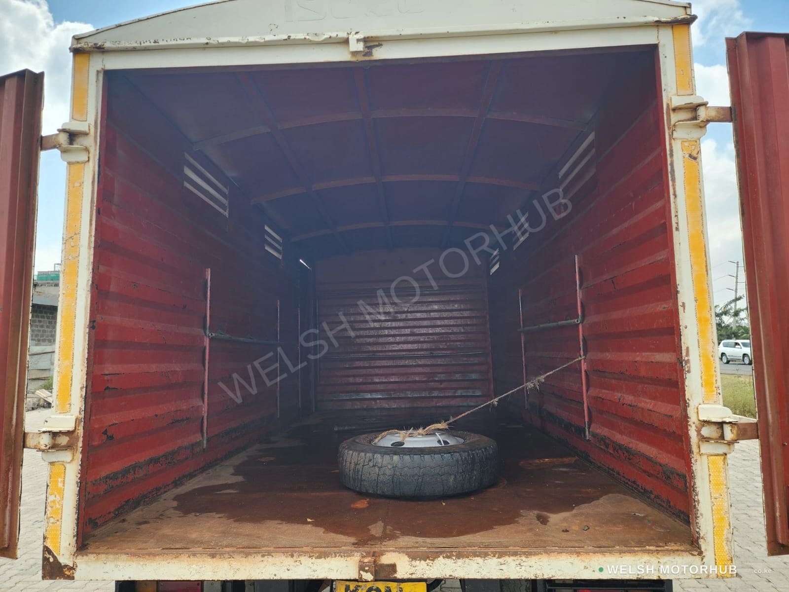 2017 Isuzu NKR 4.3L Diesel Truck, photo 11