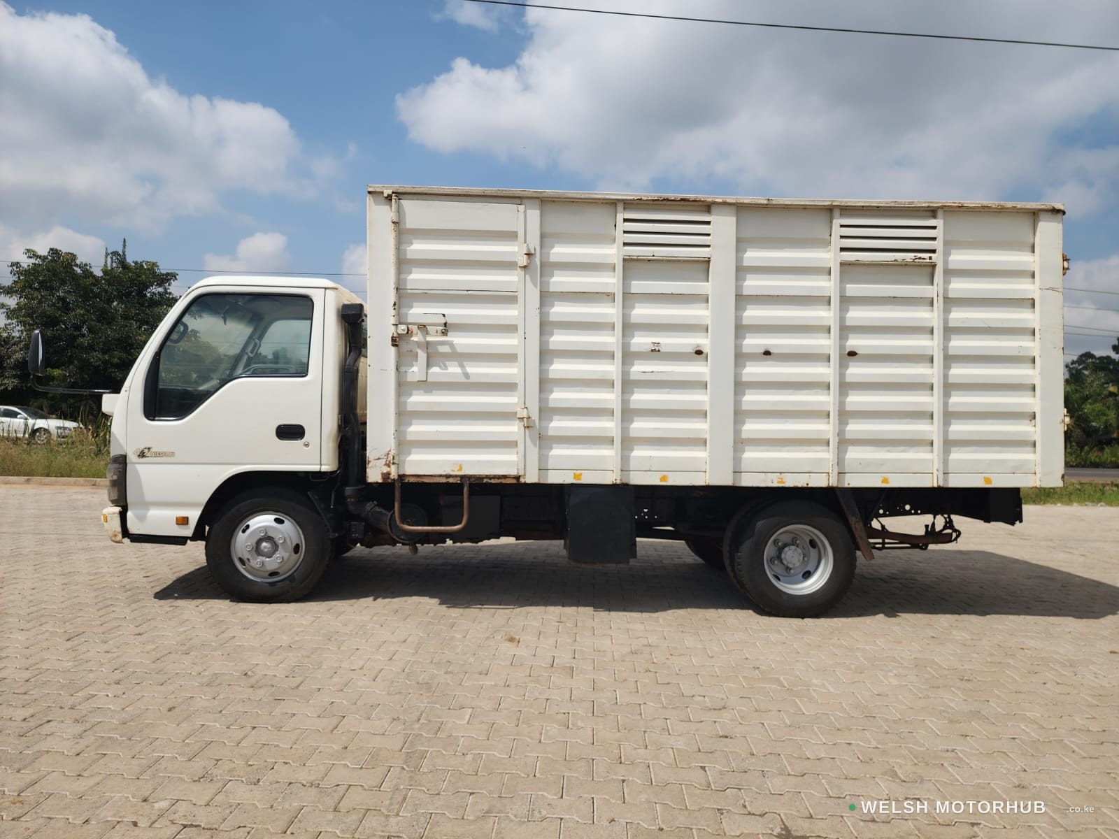 2017 Isuzu NKR 4.3L Diesel Truck, photo 5