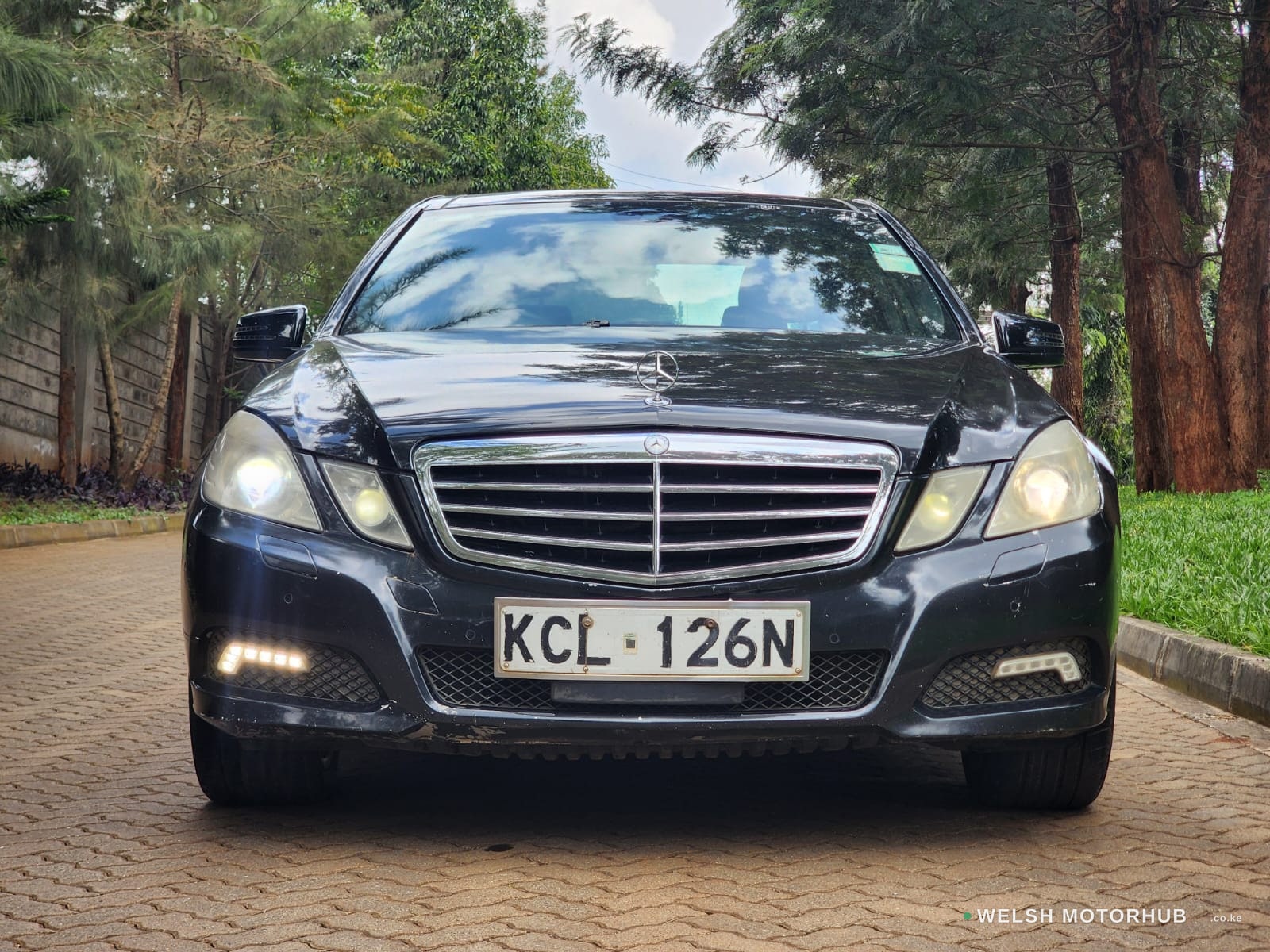 2010 Mercedes-Benz E250 1.8L Petrol Sedan, photo 2