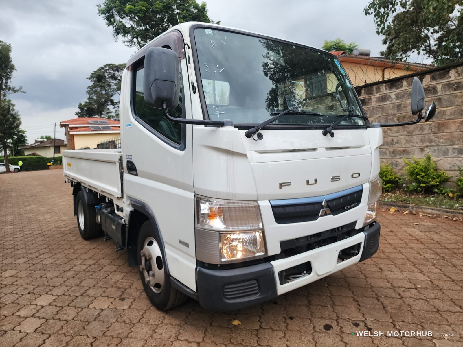 2019 Mitsubishi Fuso 3L Diesel Truck, photo 2
