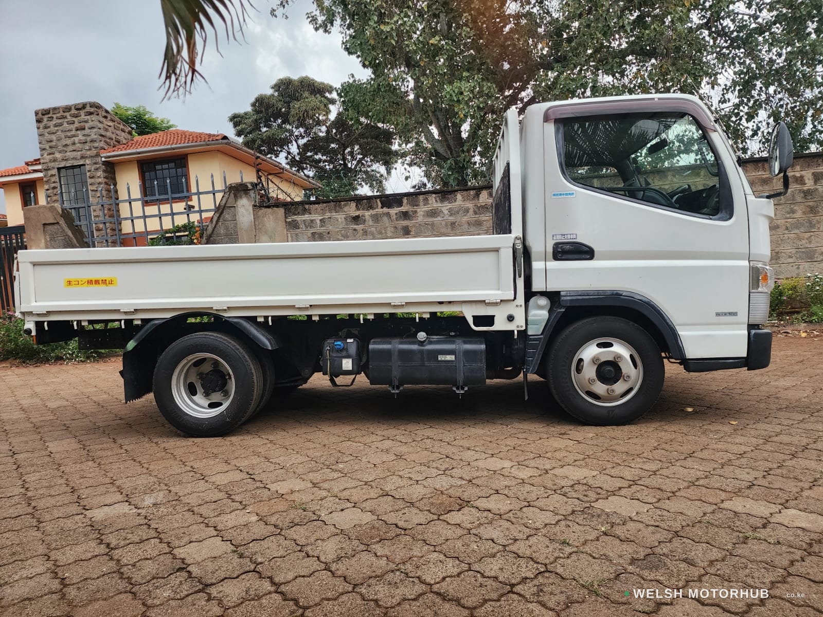 2019 Mitsubishi Fuso 3L Diesel Truck, photo 3
