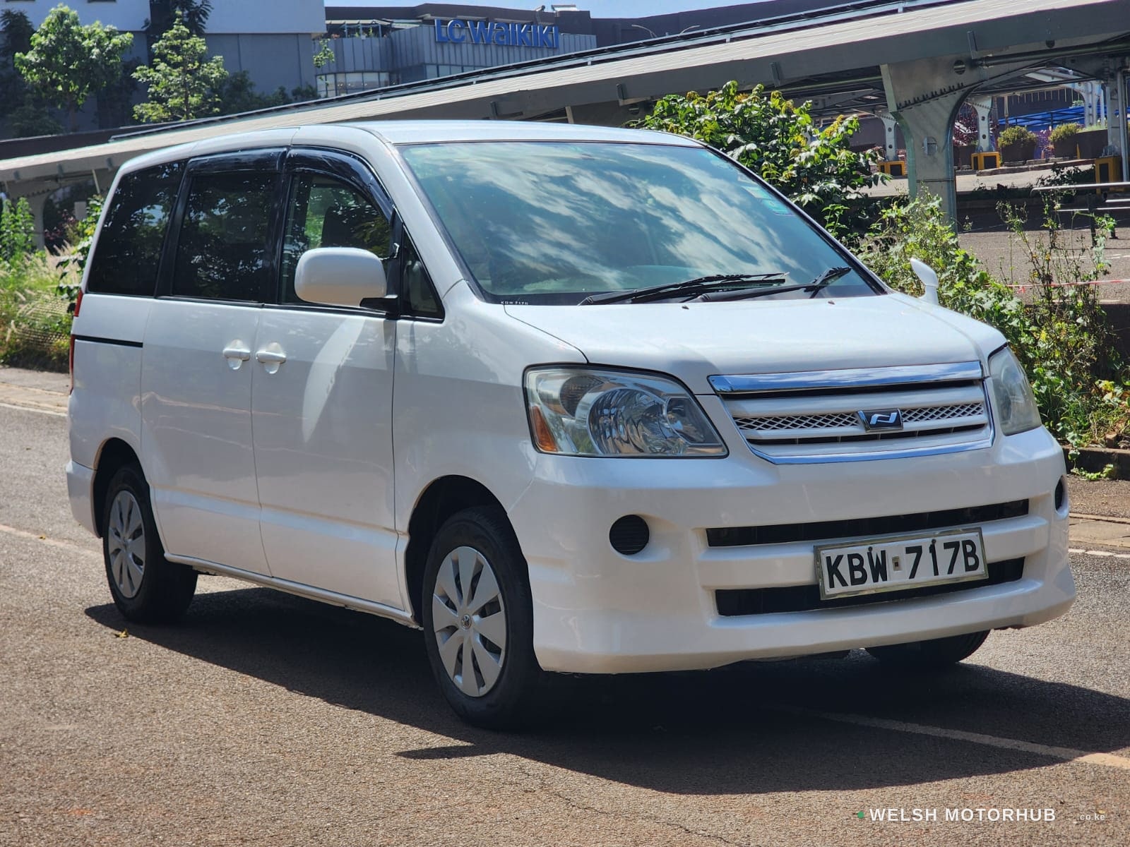 2006 Toyota Noah 2L Petrol MPV, main photo