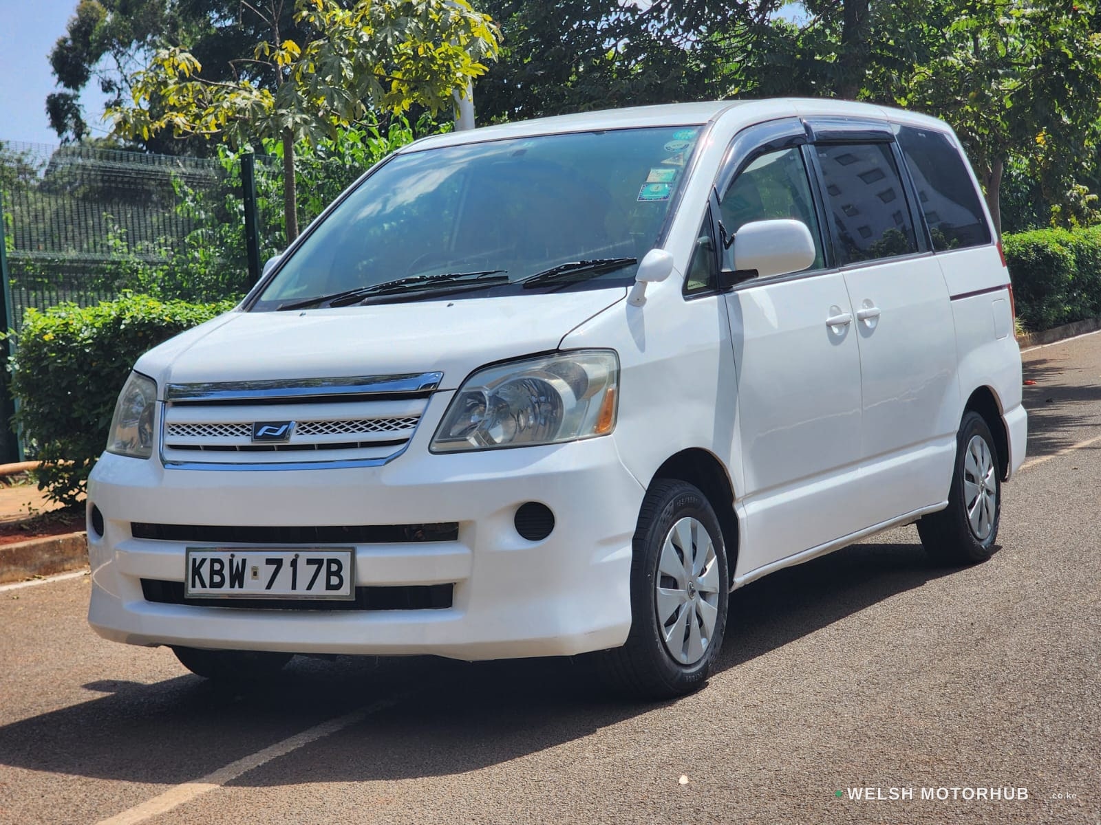 2006 Toyota Noah 2L Petrol MPV, photo 3