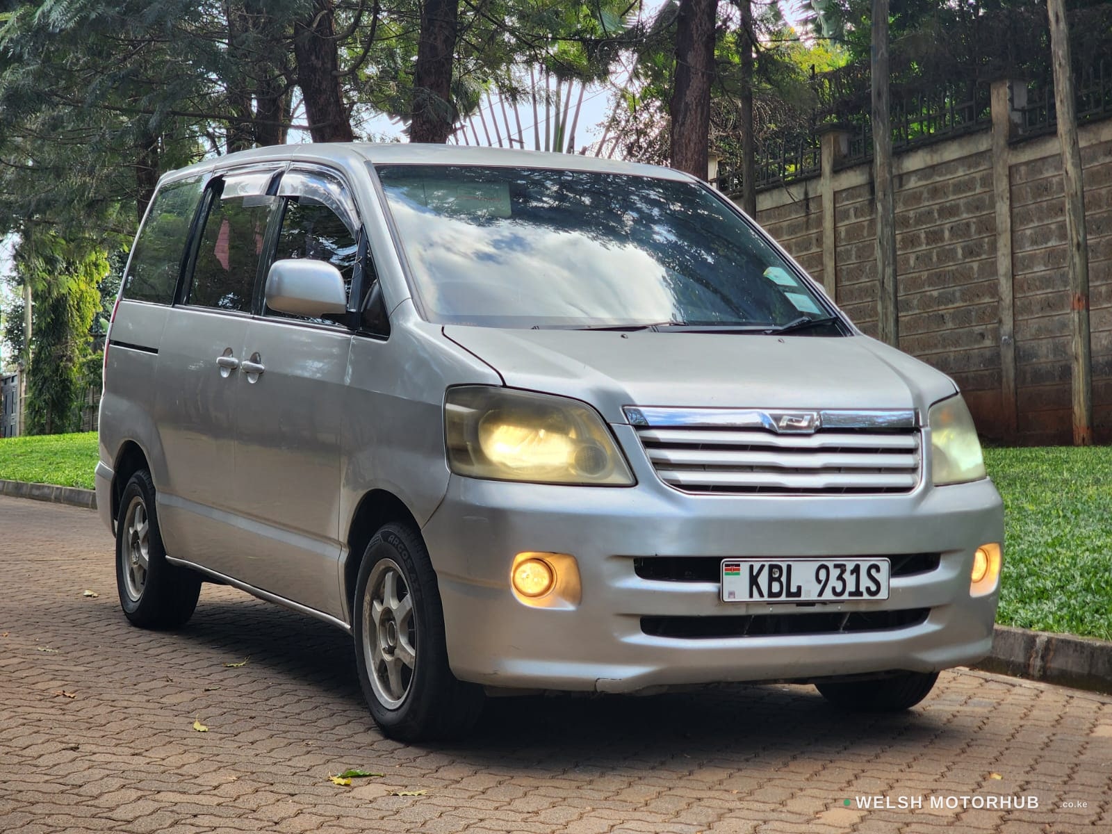 2003 Toyota Noah 2L Petrol MPV, photo 2