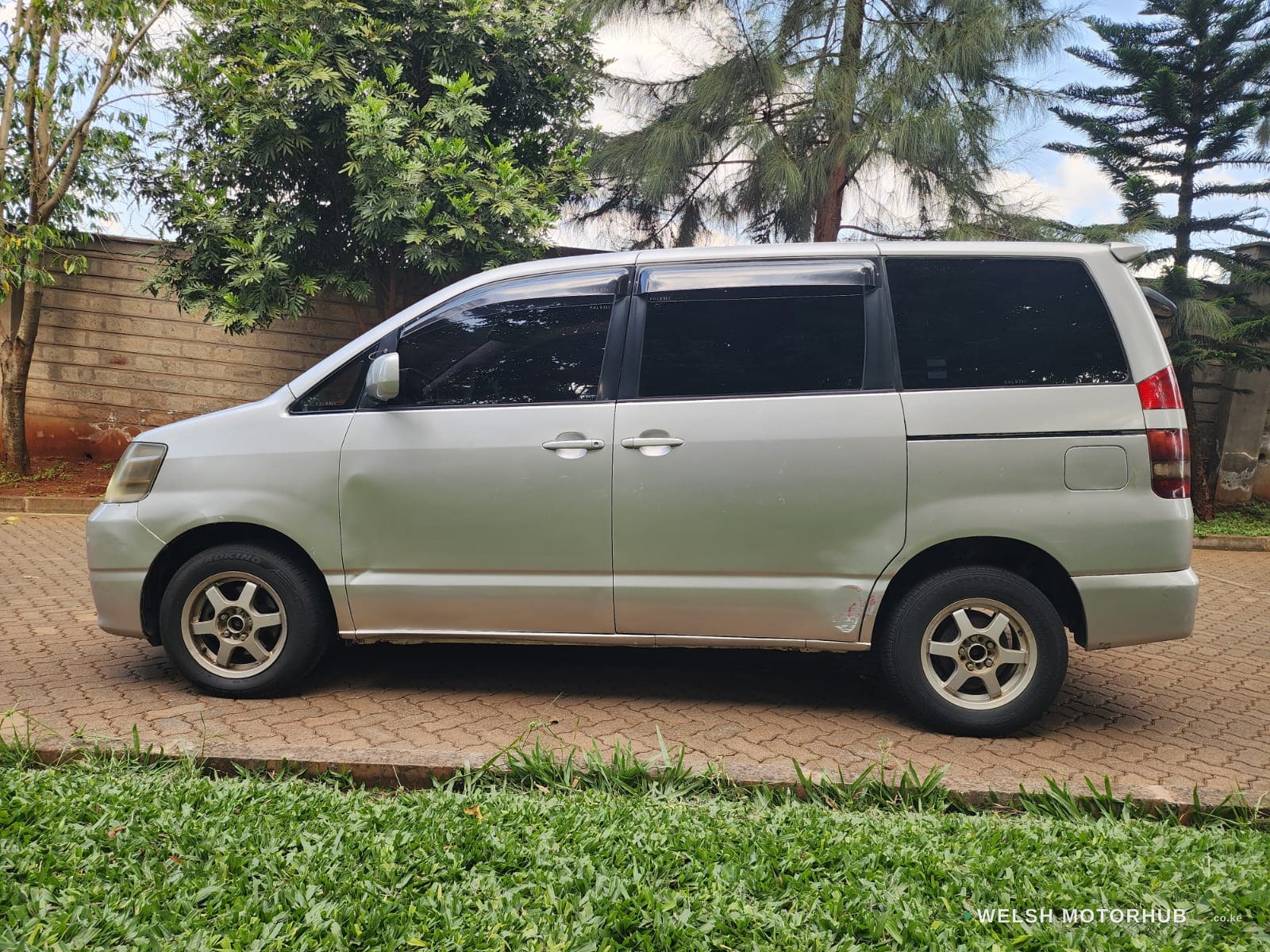 2003 Toyota Noah 2L Petrol MPV, photo 3