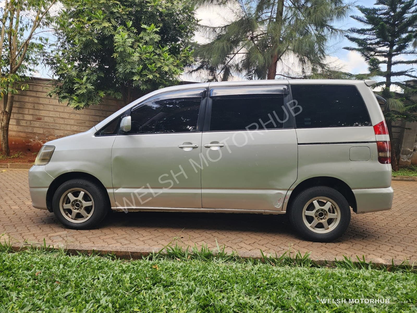2003 Toyota Noah 2L Petrol MPV, photo 3