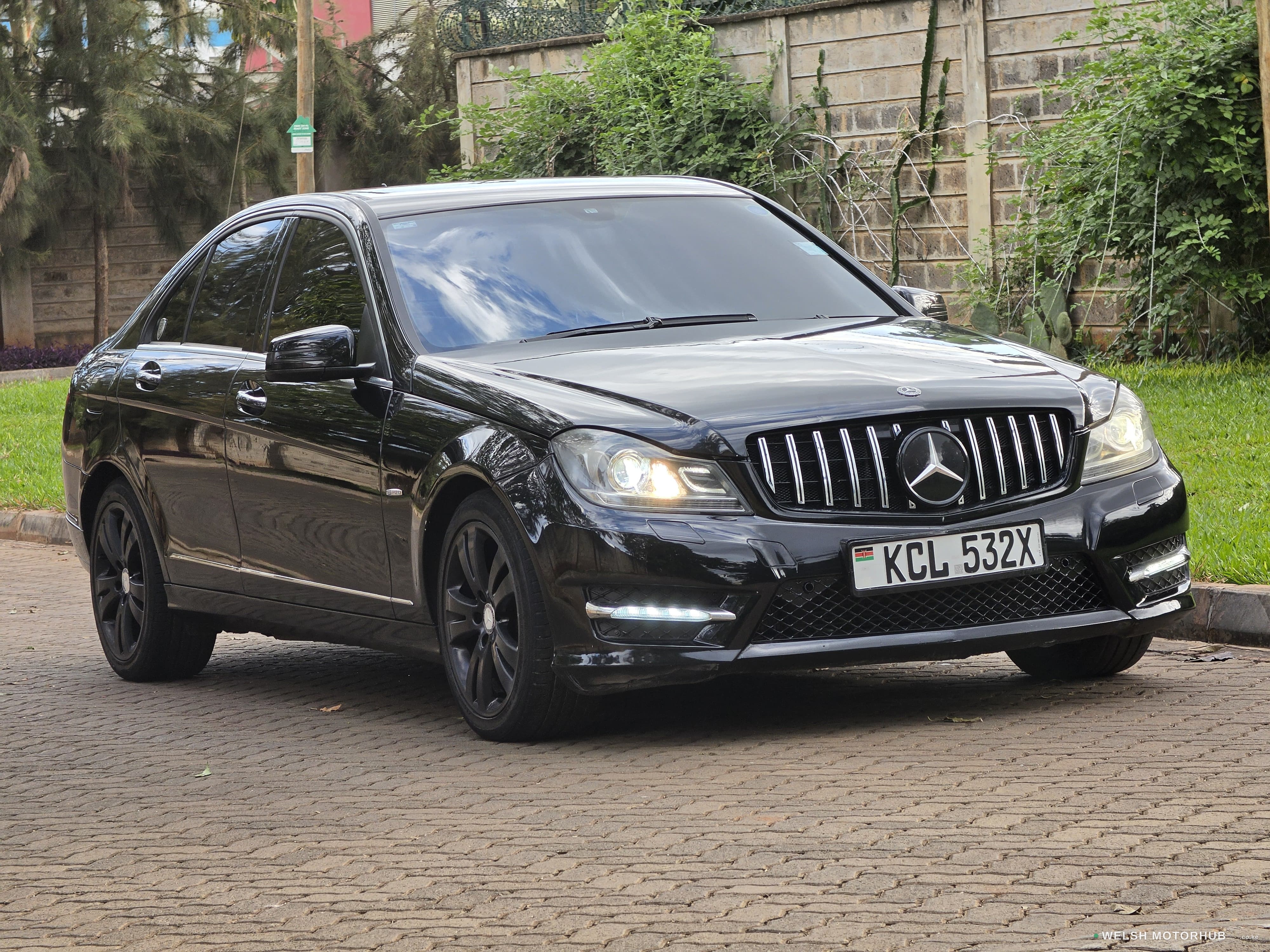 2010 Mercedes-Benz C200 1.8L Petrol Sedan, photo 2