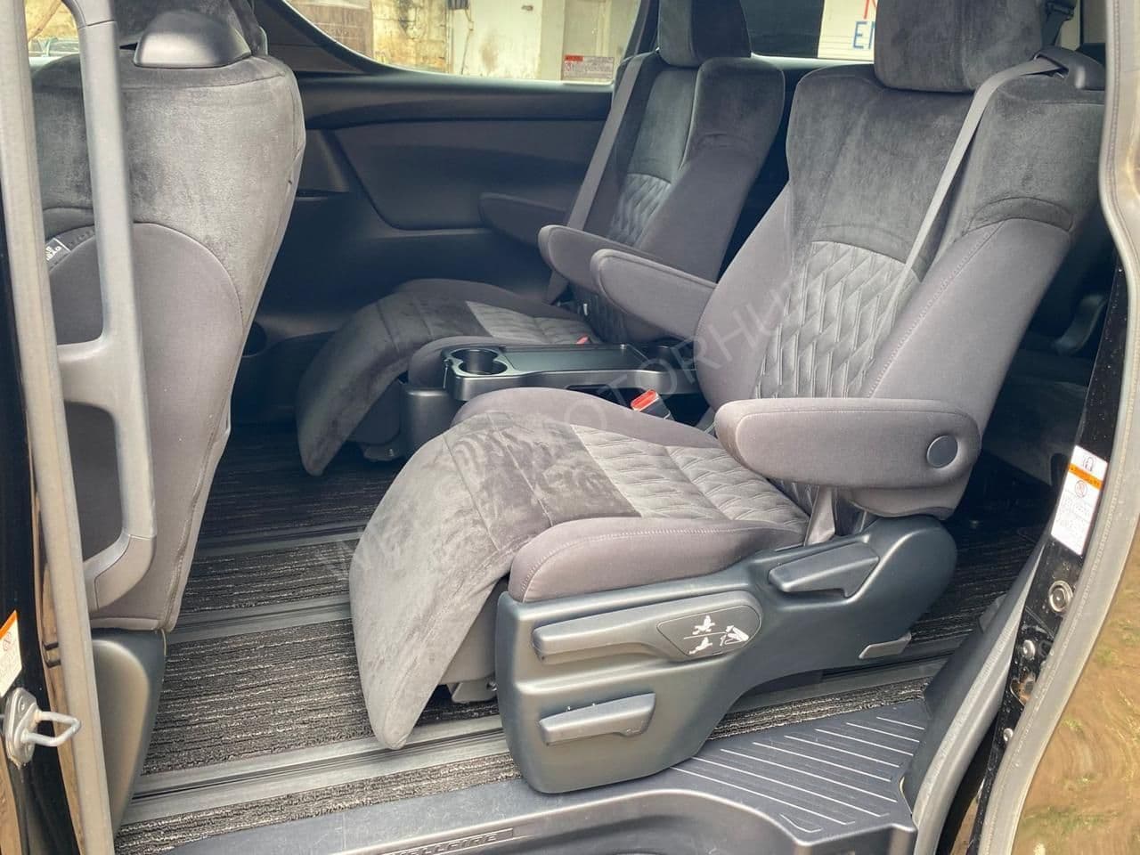 2018 Toyota Vellfire Petrol MPV, photo 8