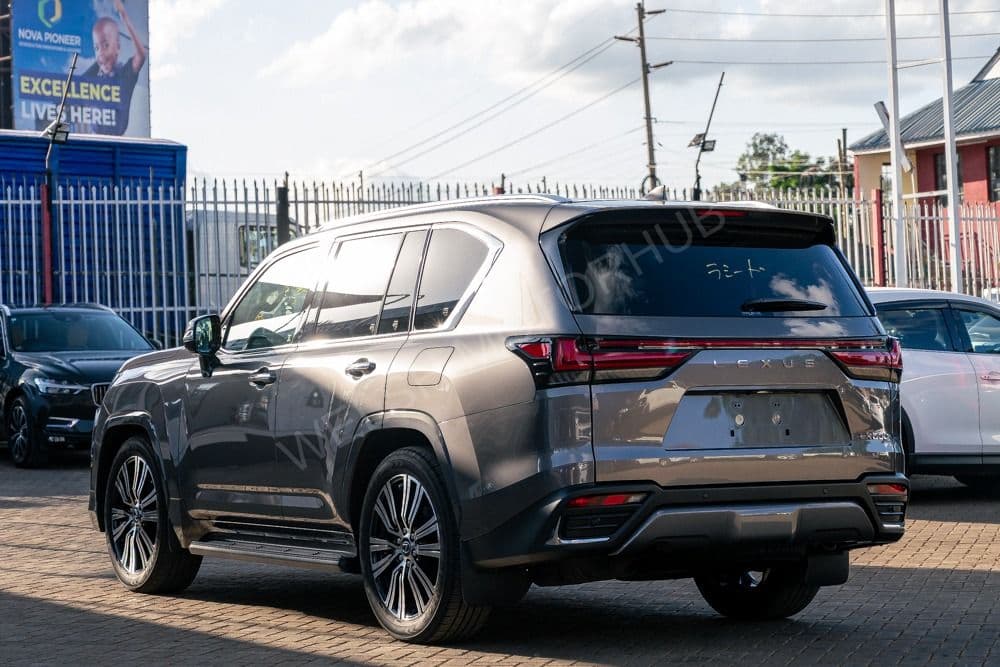 2023 Lexus LX 600 3.5L Petrol SUV, photo 2