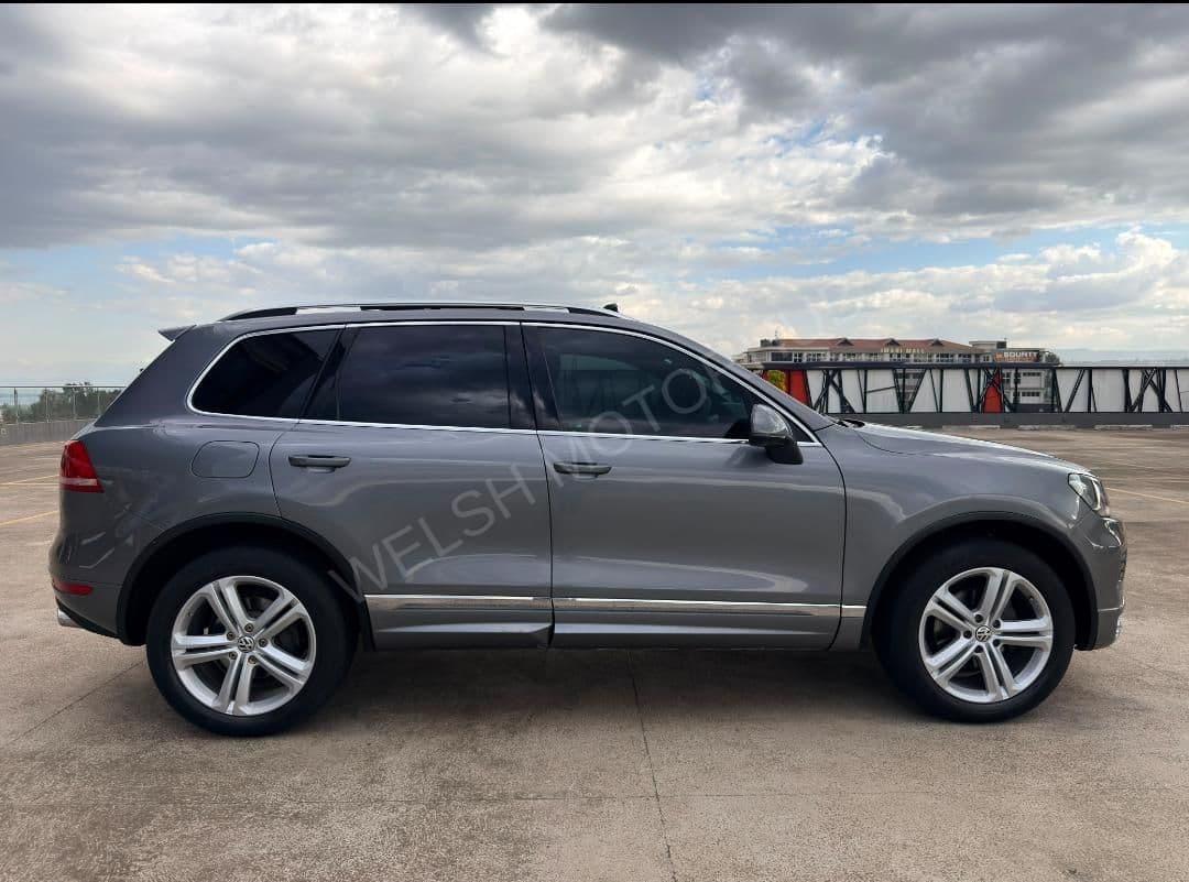 2014 Volkswagen Tuareg 3L Diesel SUV, photo 2