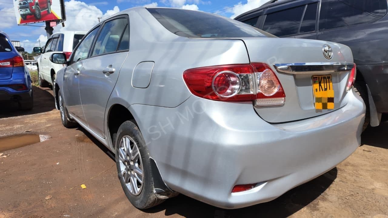 2013 Toyota Corolla 1.6L Petrol Sedan, photo 3