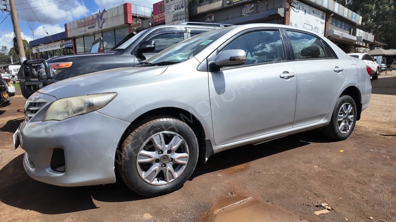 2013 Toyota Corolla 1.6L Petrol Sedan, photo 2