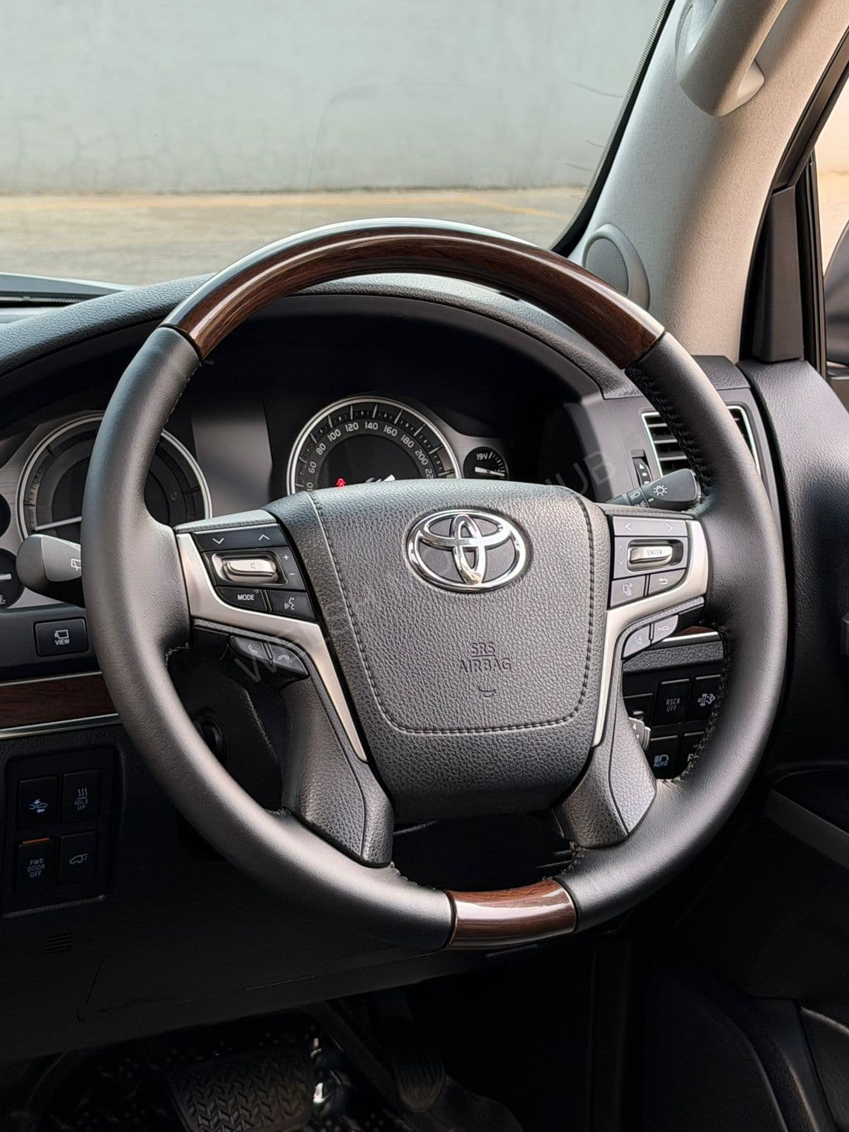 2016 Toyota Land Cruiser SAHARA LC200 4.5L Diesel SUV, photo 10