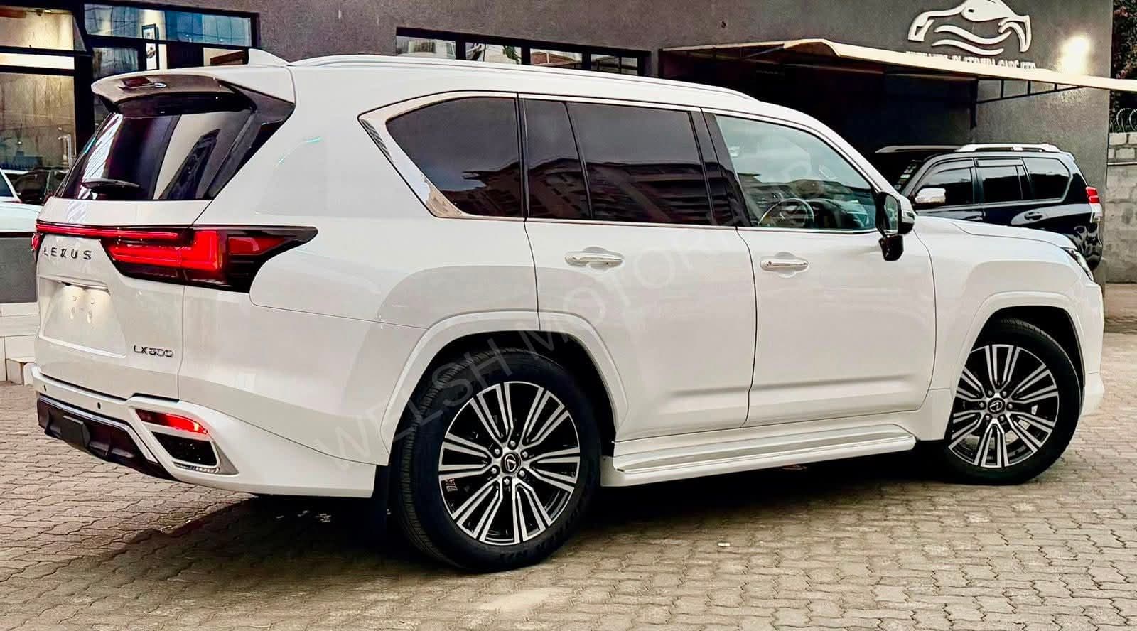 2023 Lexus LX 600 3.5L Petrol SUV, photo 2