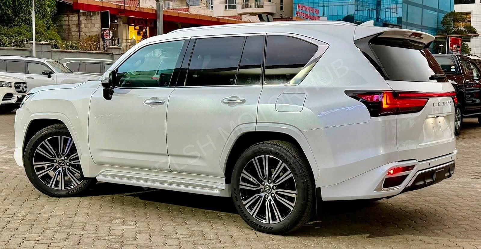 2023 Lexus LX 600 3.5L Petrol SUV, photo 4